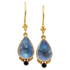 Steven Battelle, boucles d'oreilles en or 18 carats avec saphir bleu en pierre de lune arc-en-ciel de 7,7 carats