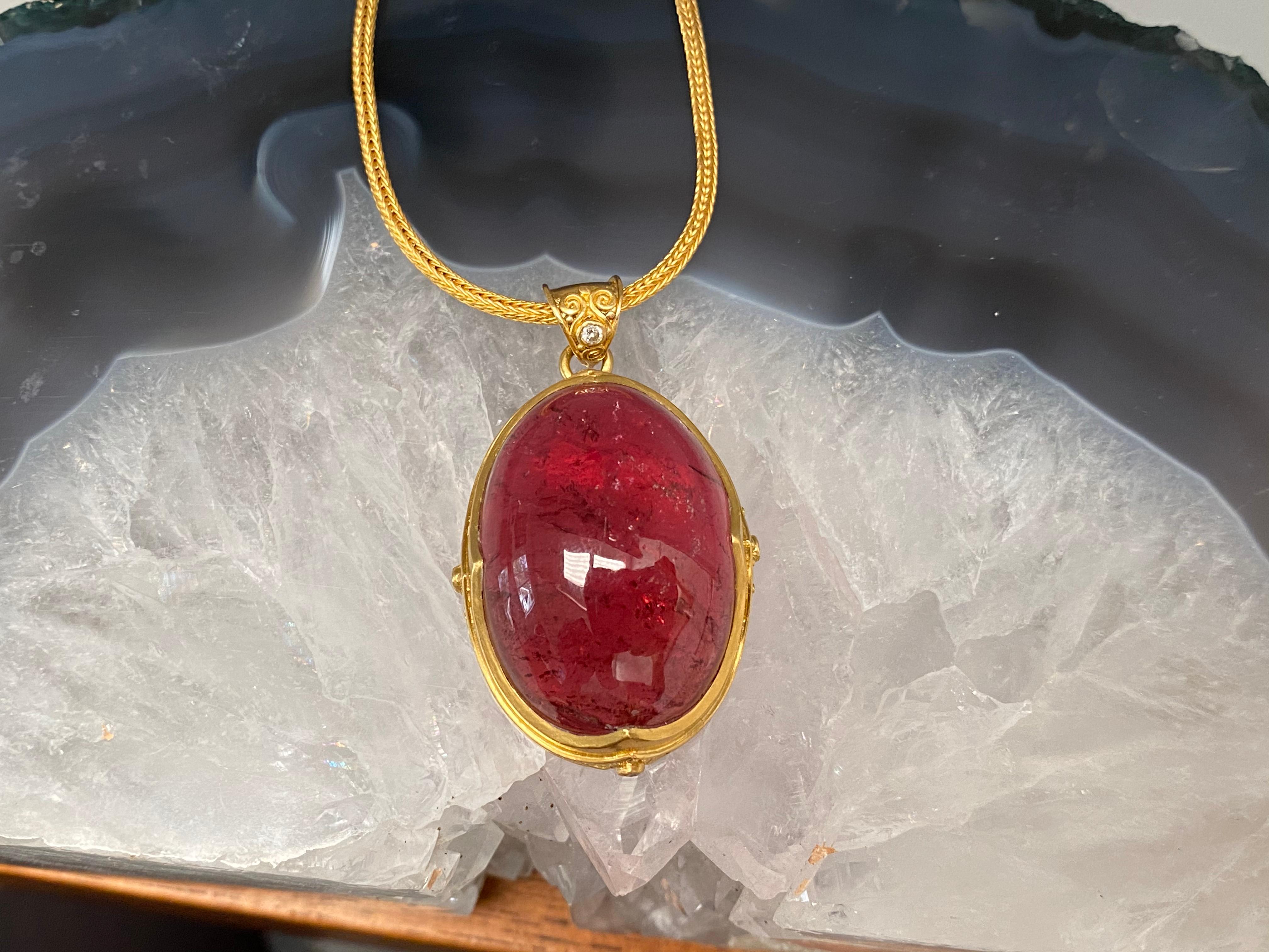 Un grande cabochon ovale di tormalina rosa intenso di 25 x 30 mm è incastonato in un design d'ispirazione antica 