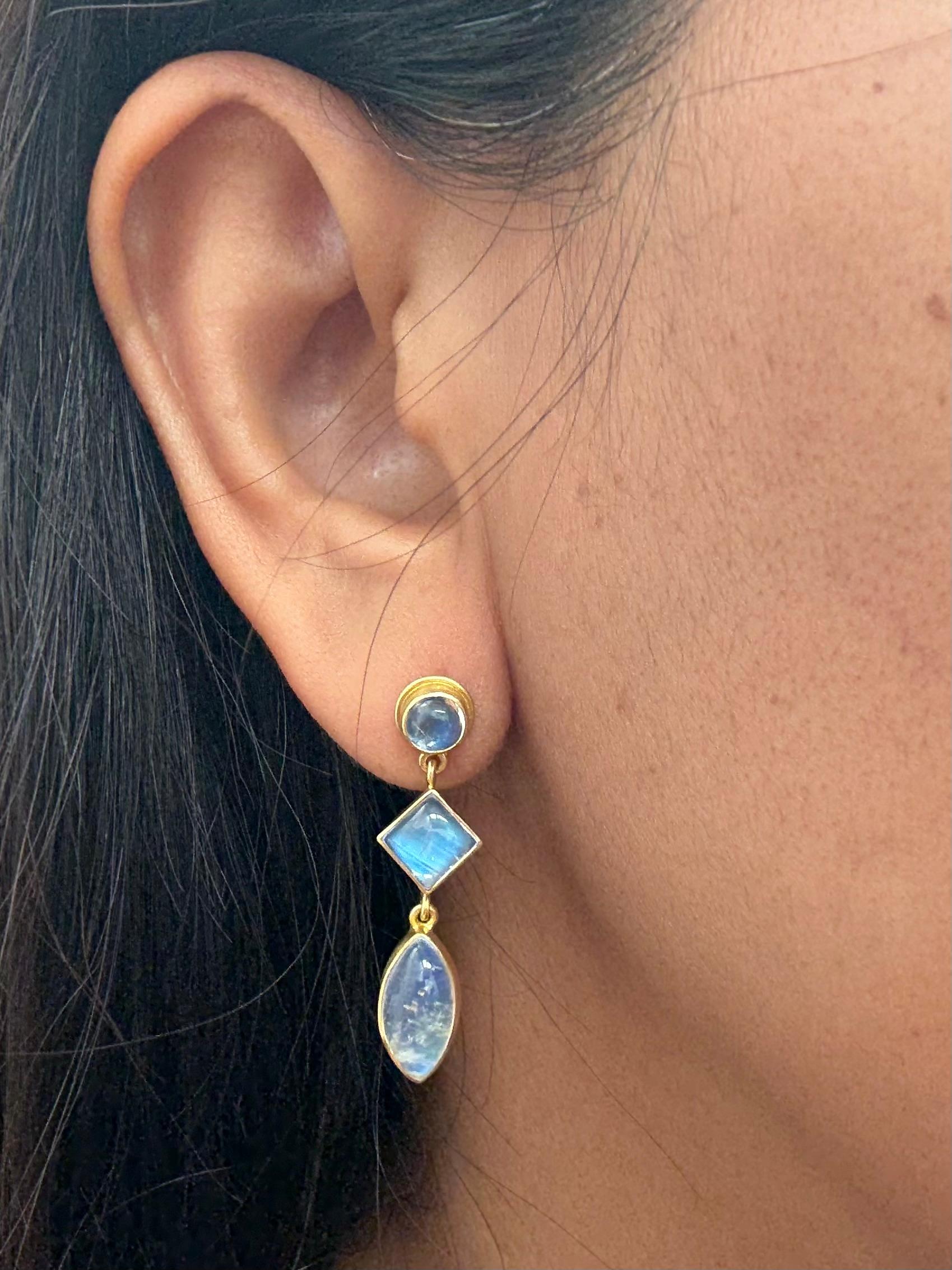 Cabochon Steven Battelle 7.9 Carats Rainbow Moonstone 18K Gold Post Earrings in vendita