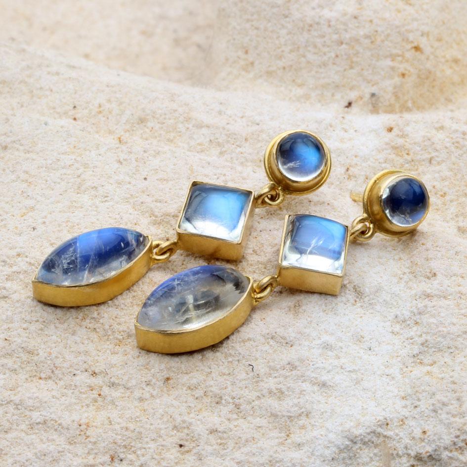 Steven Battelle 7.9 Carats Rainbow Moonstone 18K Gold Post Earrings In condizioni Nuovo in vendita a Soquel, CA
