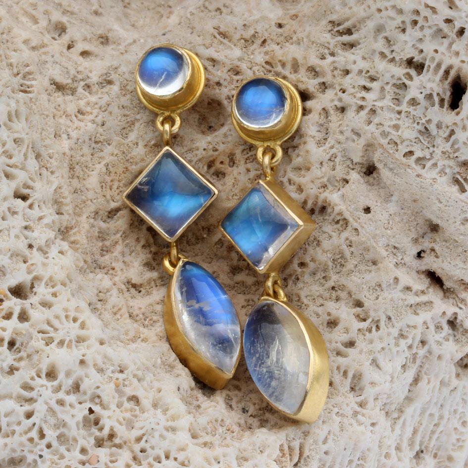 da uomo o donna Steven Battelle 7.9 Carats Rainbow Moonstone 18K Gold Post Earrings in vendita