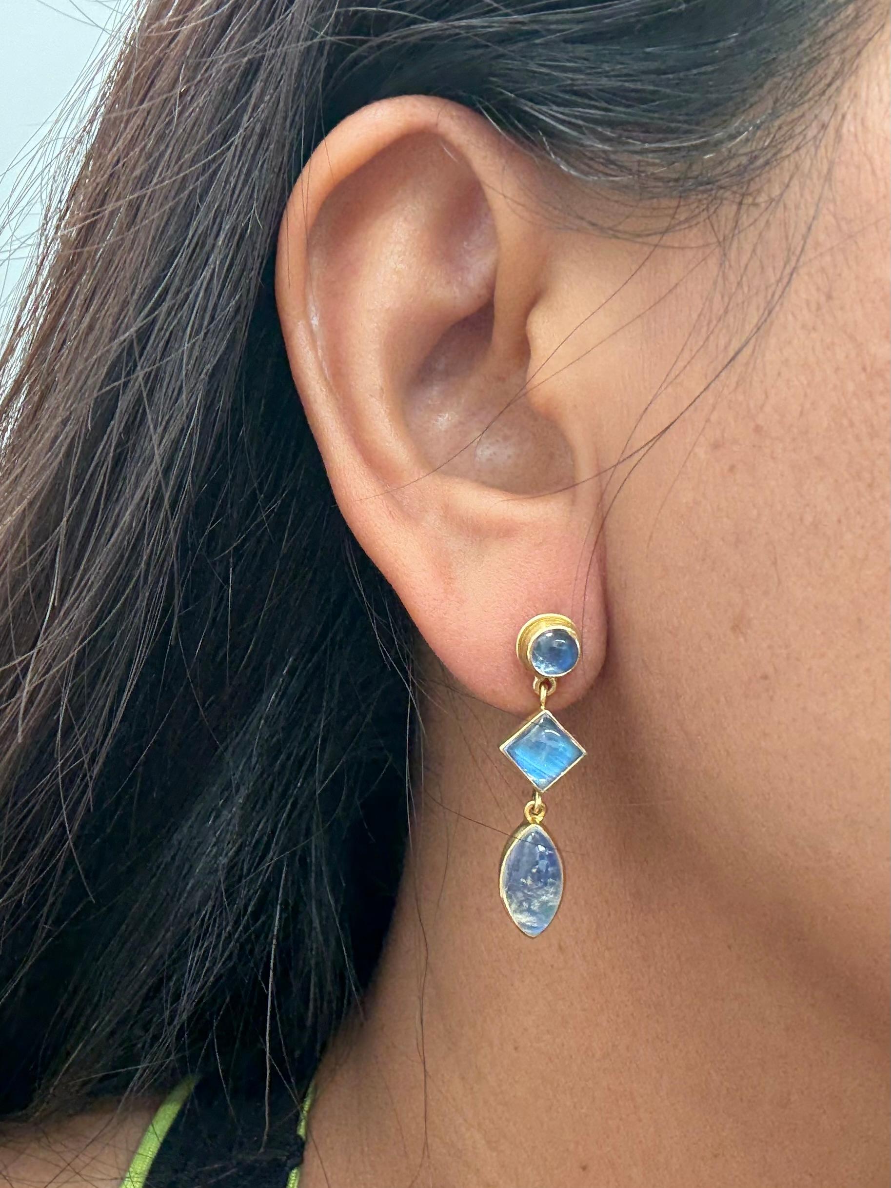 Steven Battelle 7.9 Carats Rainbow Moonstone 18K Gold Post Earrings in vendita 2
