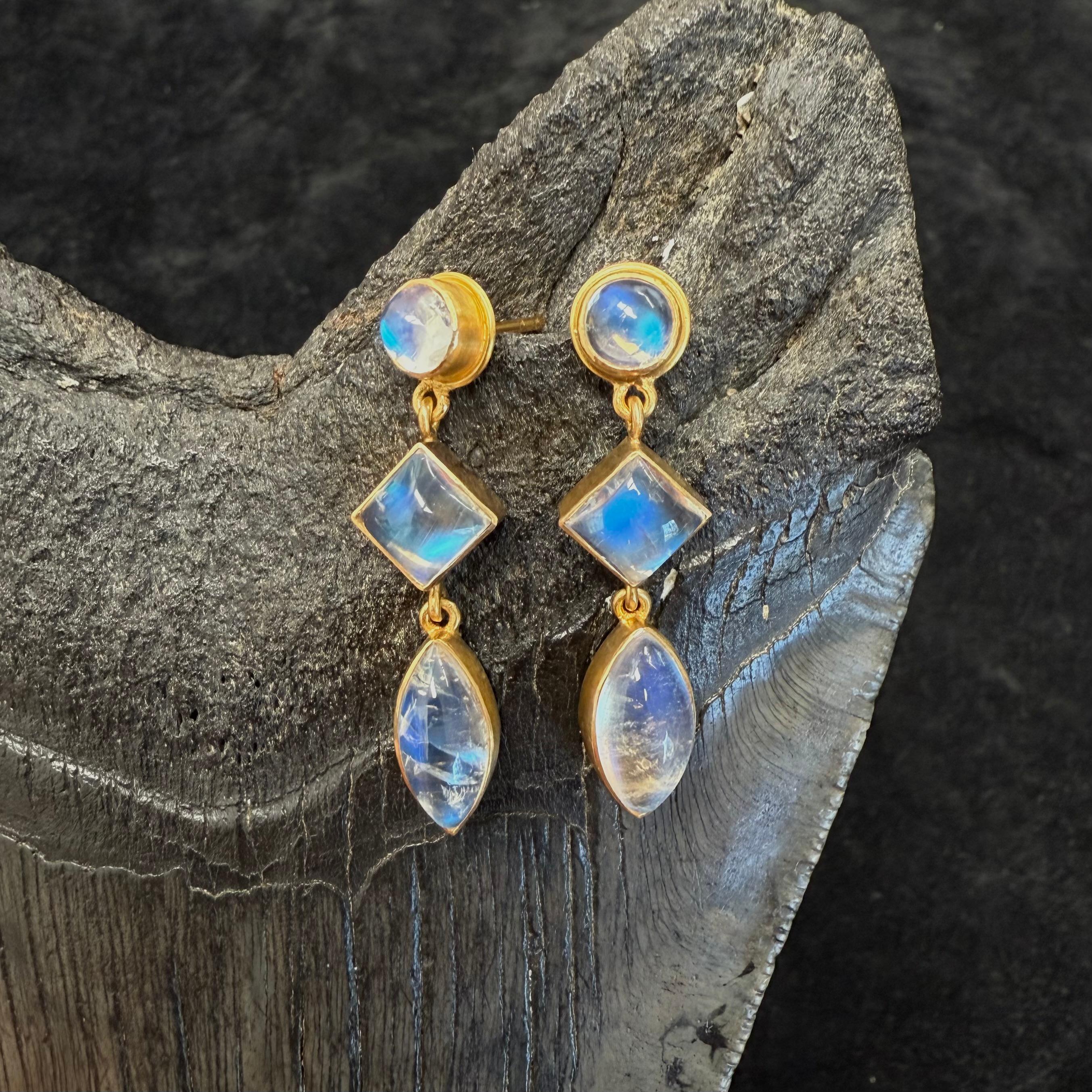Steven Battelle 7.9 Carats Rainbow Moonstone 18K Gold Post Earrings in vendita 3