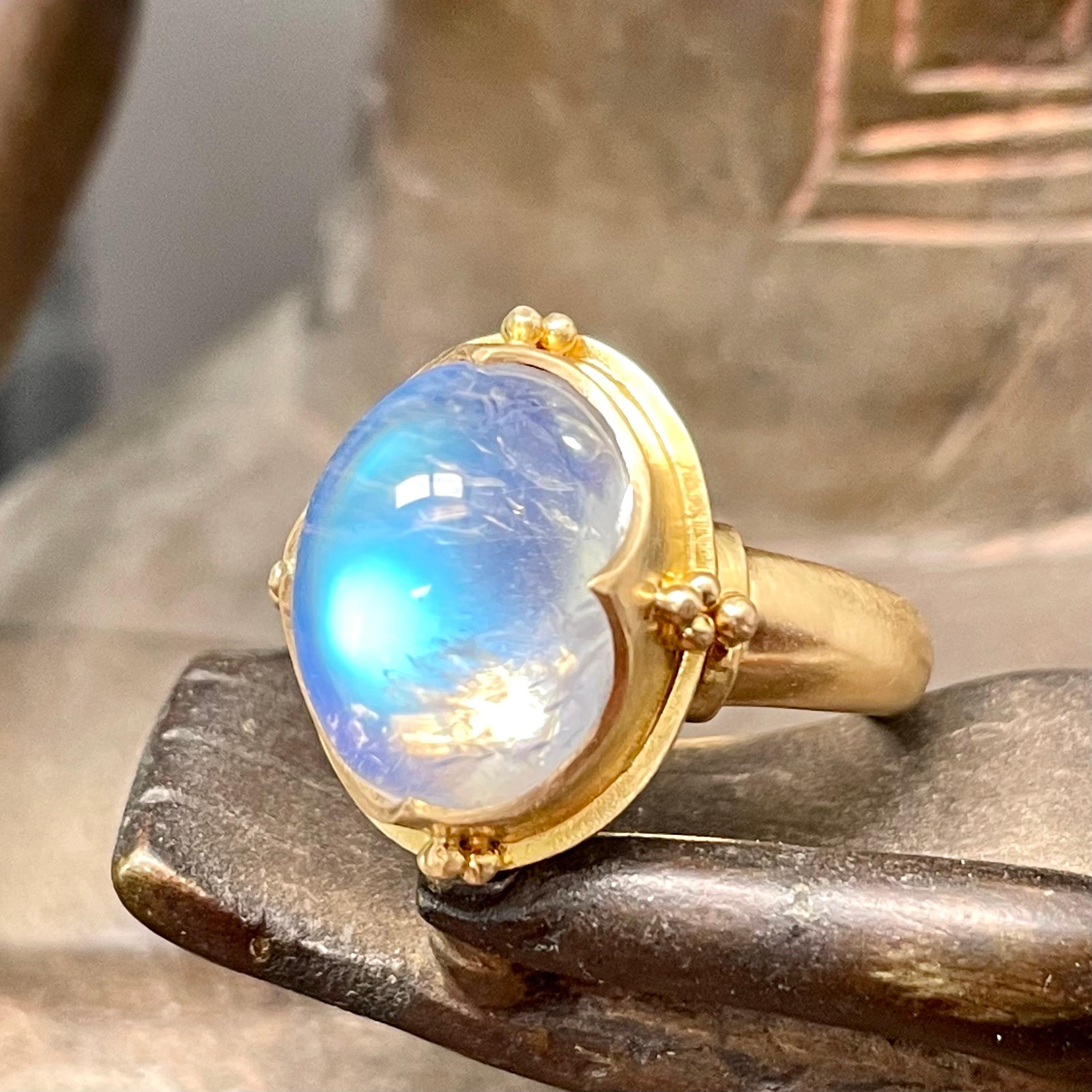 Steven Battelle 8,0 Karat Cabochon Regenbogen Mondstein 18K Gold Ring (Zeitgenössisch)