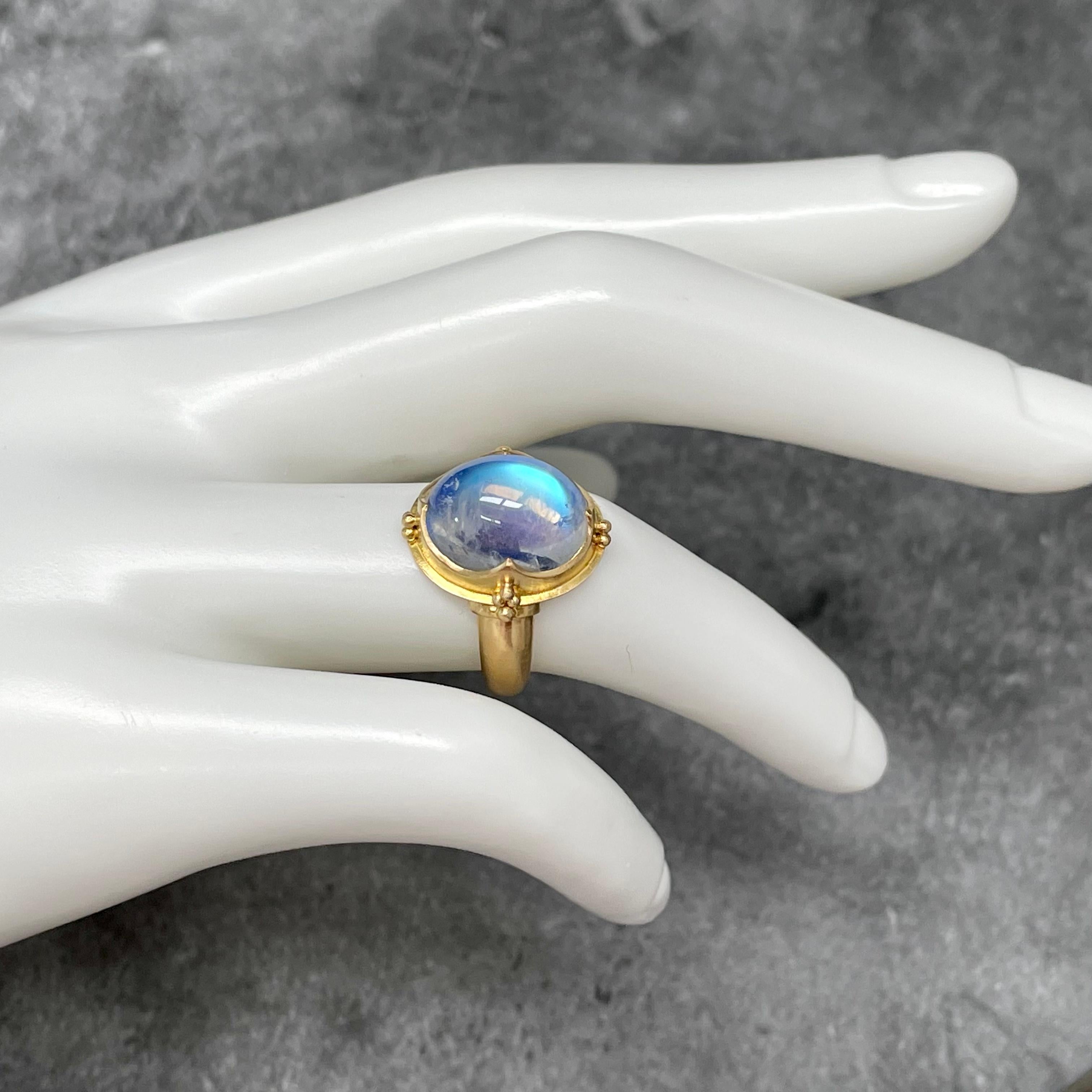 Steven Battelle 8.0 Carats Cabochon Rainbow Moonstone 18K Gold Ring In New Condition In Soquel, CA