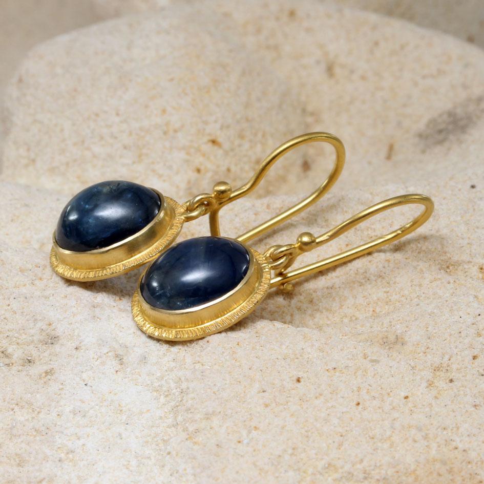 Steven Battelle 8.1 Carats Cabochon Blue Sapphire 18K Gold Wire Earrings  In New Condition For Sale In Soquel, CA