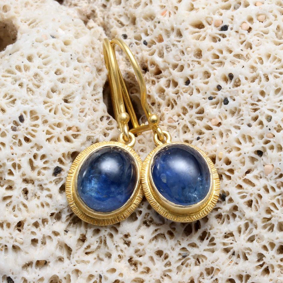 Women's Steven Battelle 8.1 Carats Cabochon Blue Sapphire 18K Gold Wire Earrings  For Sale