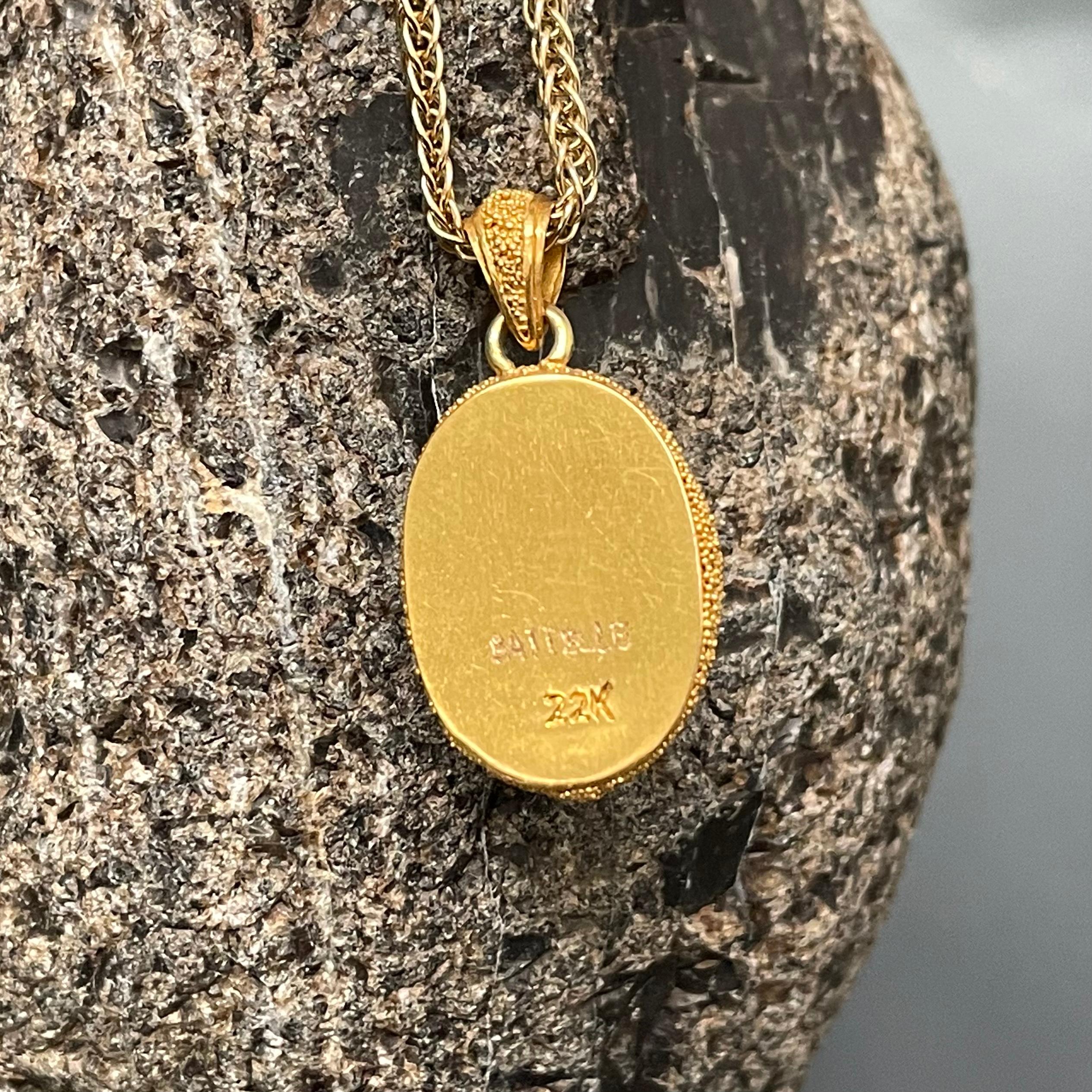 Steven Battelle Pendentif en or 22 carats granulé avec pierre de lune arc-en-ciel de 8,1 carats en vente 1