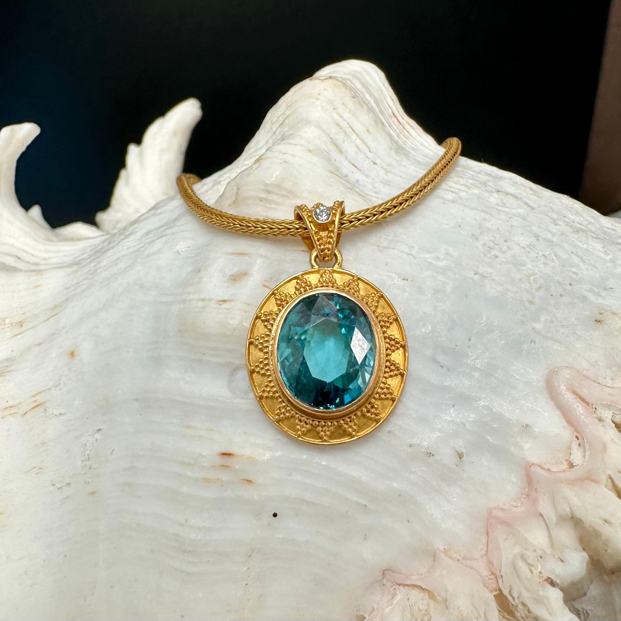 Ciondolo in oro 22K con diamante e zircone blu da 8,3 carati di Steven Battelle in vendita 5
