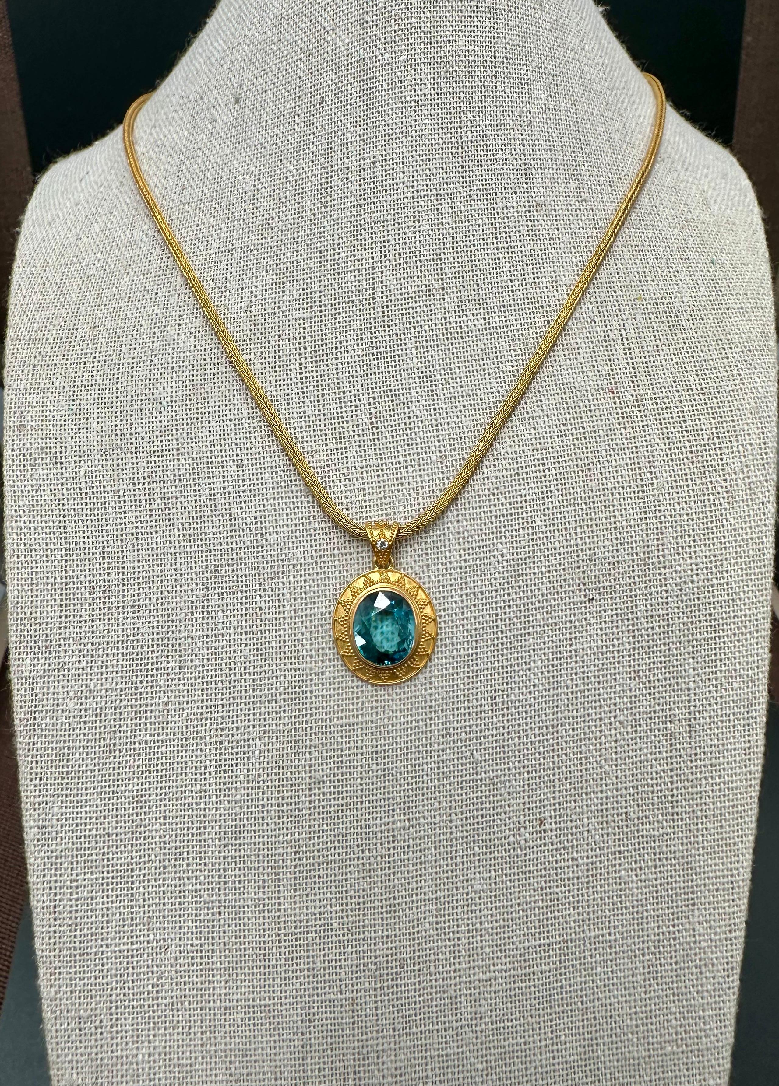 Ciondolo in oro 22K con diamante e zircone blu da 8,3 carati di Steven Battelle in vendita 6