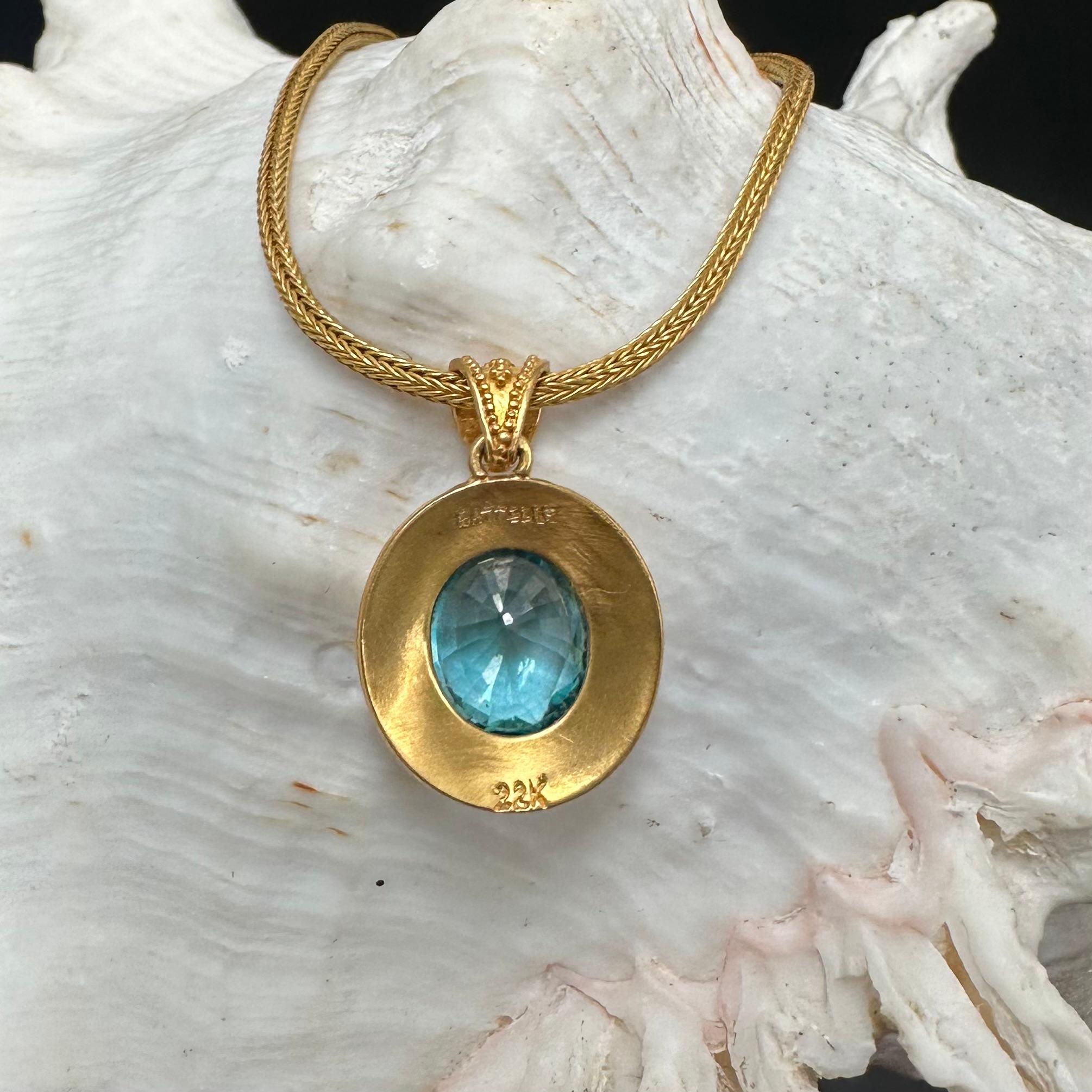 Ciondolo in oro 22K con diamante e zircone blu da 8,3 carati di Steven Battelle in vendita 7