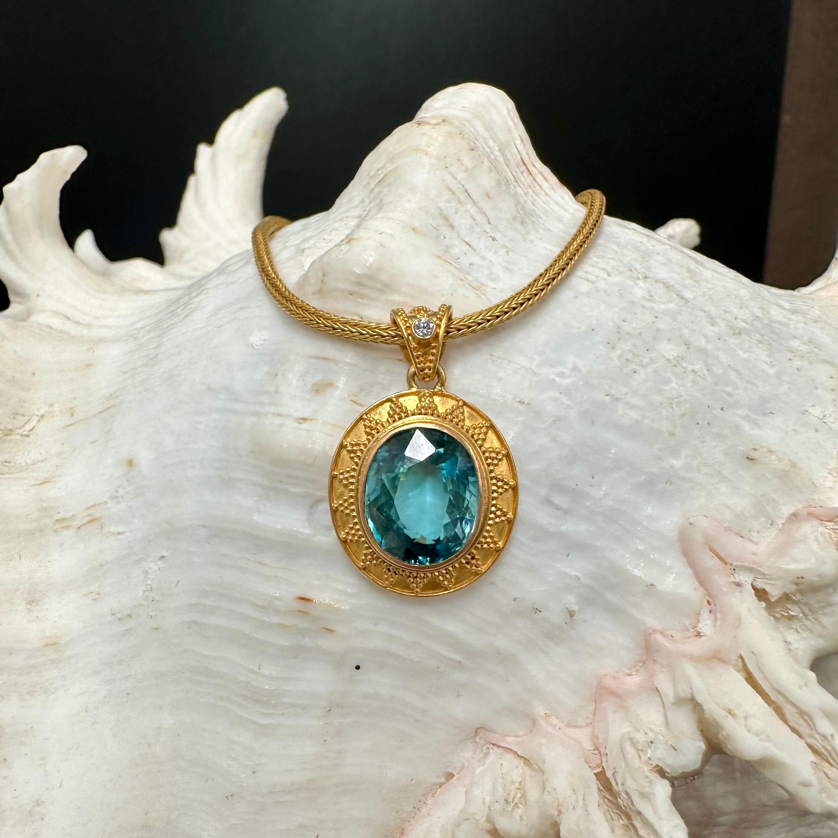Ciondolo in oro 22K con diamante e zircone blu da 8,3 carati di Steven Battelle in vendita 8