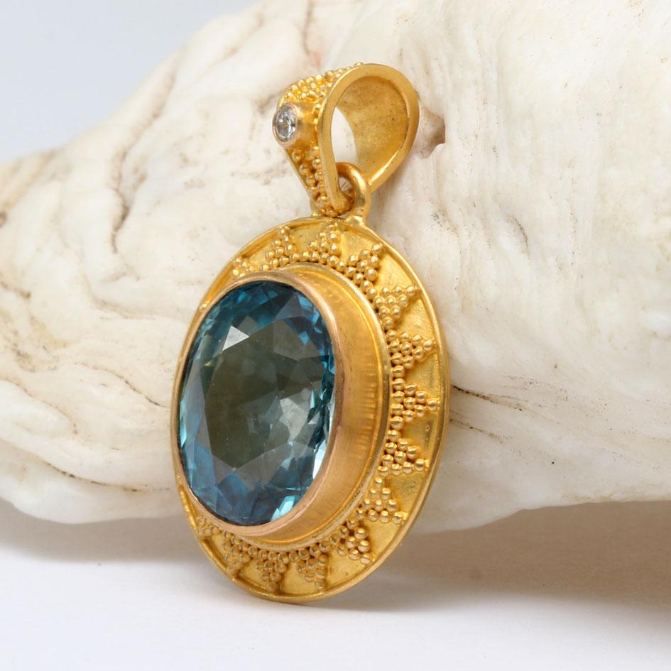 Contemporaneo Ciondolo in oro 22K con diamante e zircone blu da 8,3 carati di Steven Battelle in vendita