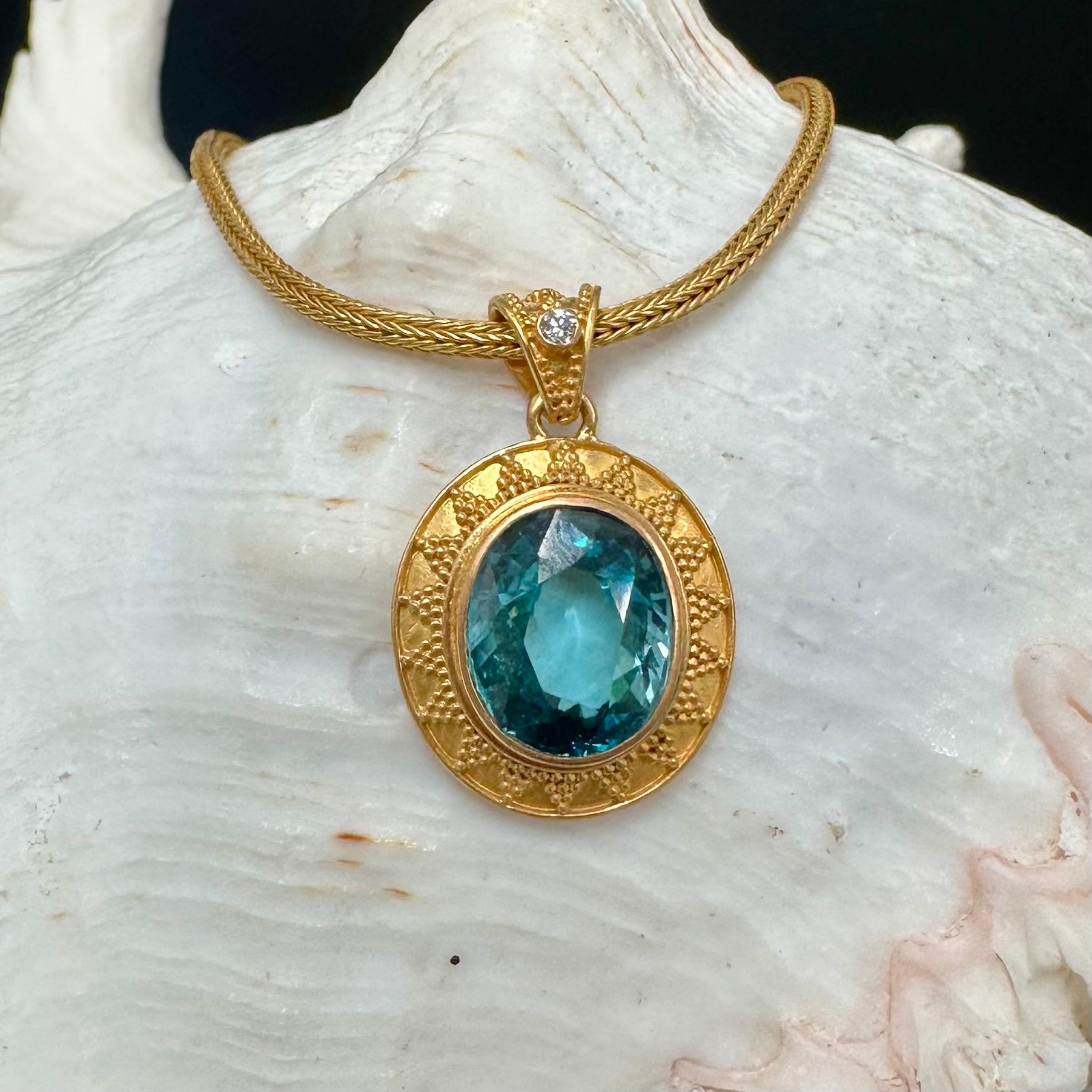 Ciondolo in oro 22K con diamante e zircone blu da 8,3 carati di Steven Battelle in vendita 1