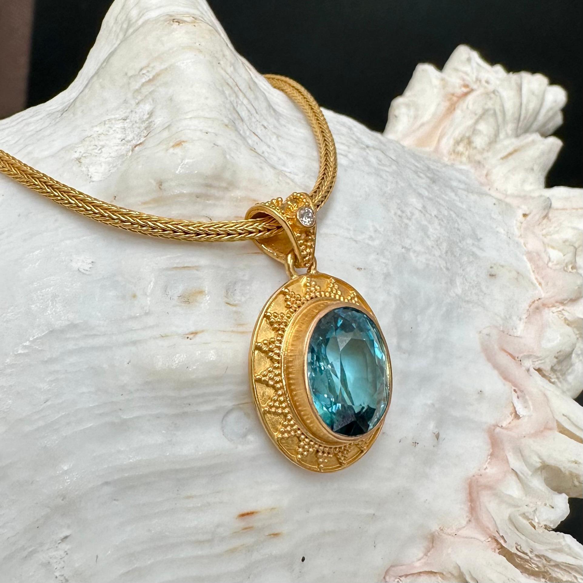 Ciondolo in oro 22K con diamante e zircone blu da 8,3 carati di Steven Battelle in vendita 2