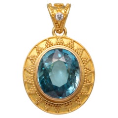 Steven Battelle Anhänger aus 22 Karat Gold mit 8,3 Karat blauem Zirkon und Diamant in Granat 