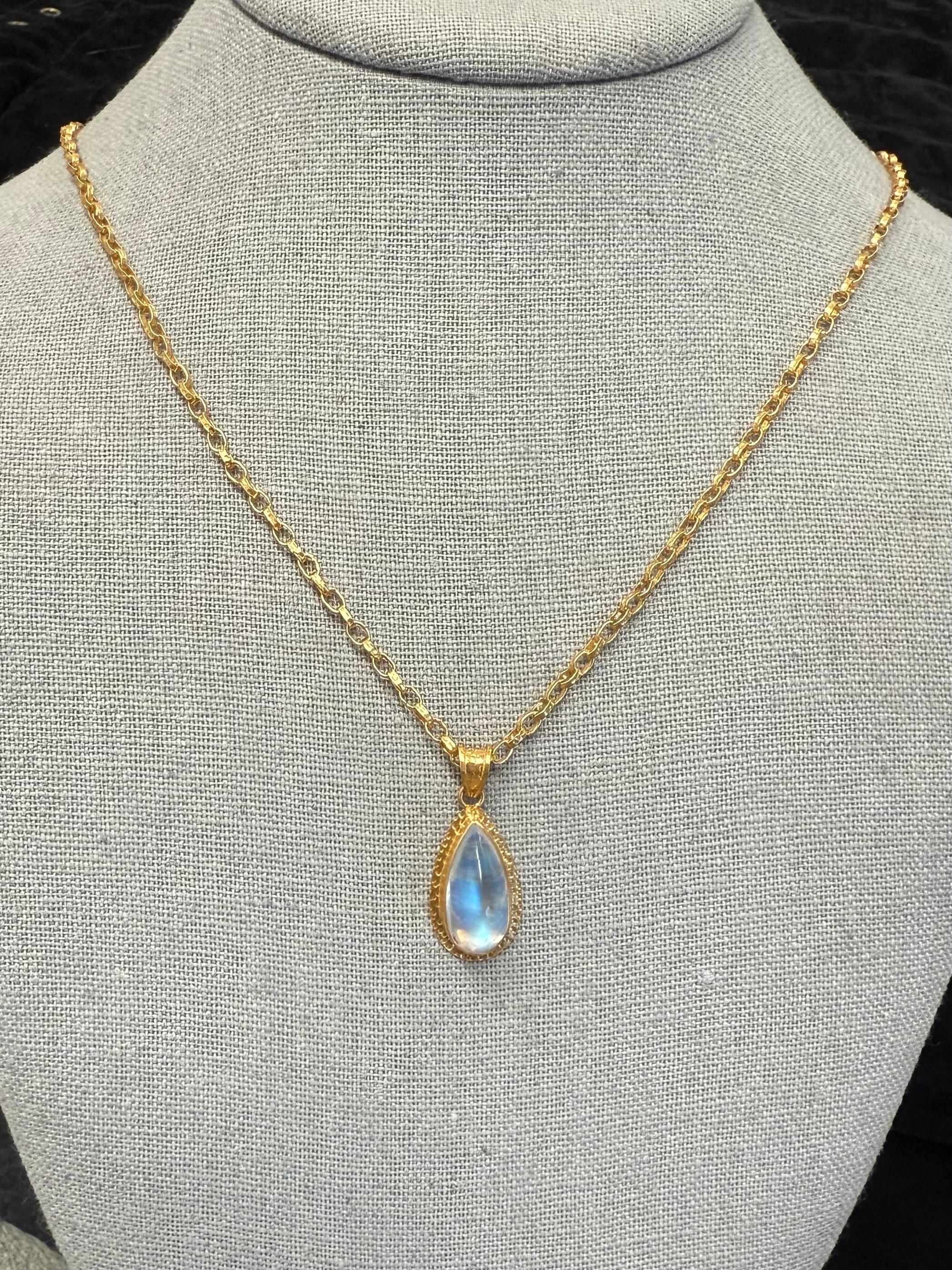 Taglio a goccia Ciondolo in oro 18 carati con pietra di luna arcobaleno di 8,3 carati di Steven Battelle in vendita