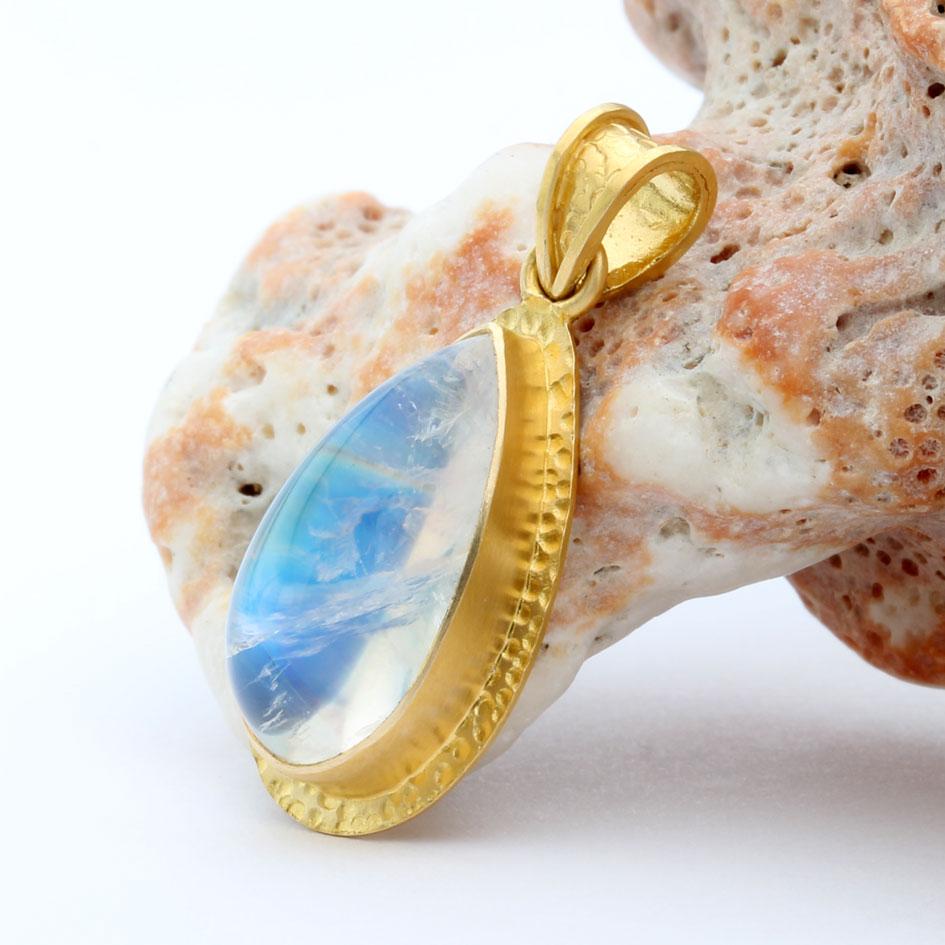 Ciondolo in oro 18 carati con pietra di luna arcobaleno di 8,3 carati di Steven Battelle In condizioni Nuovo in vendita a Soquel, CA