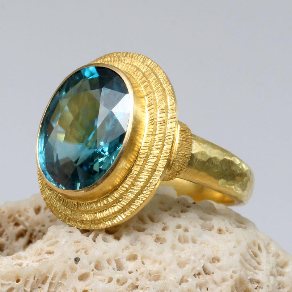 Steven Battelle 8.5 Carats Blue Zircon 18K Gold Ring In New Condition For Sale In Soquel, CA