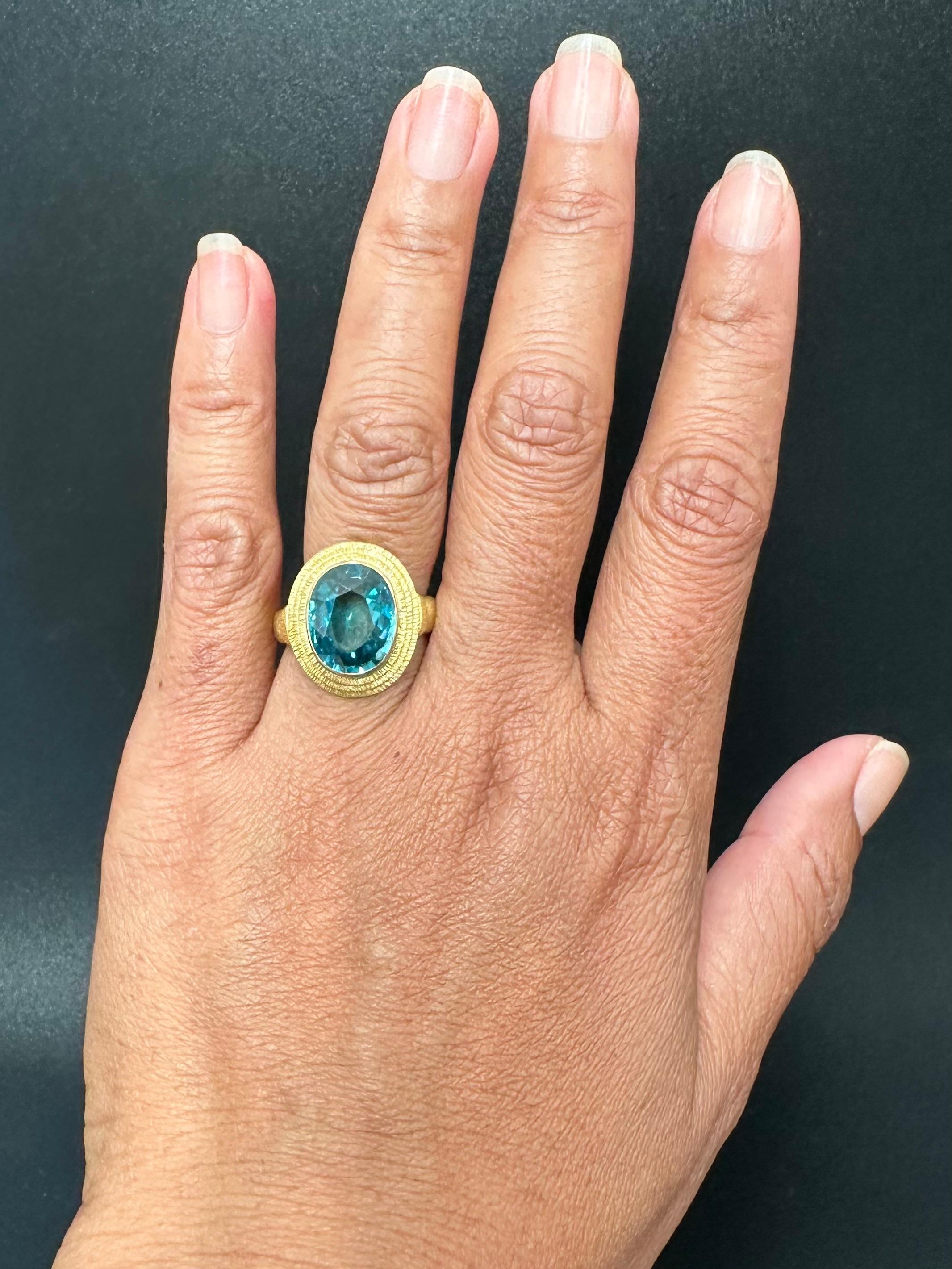 Steven Battelle 8.5 Carats Blue Zircon 18K Gold Ring For Sale 3