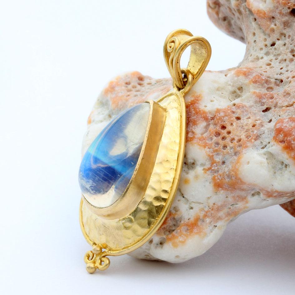 Contemporain Steven Battelle Pendentif en or 18 carats avec pierre de lune arc-en-ciel de 8,5 carats en vente