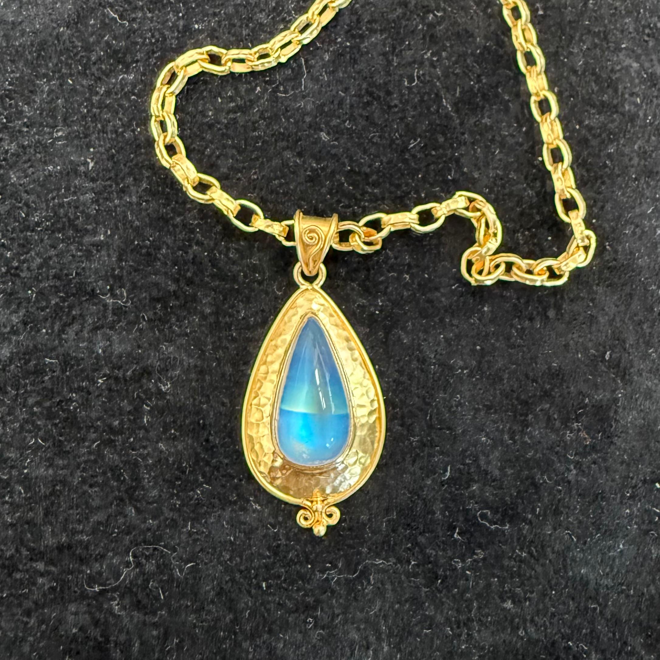 Steven Battelle Pendentif en or 18 carats avec pierre de lune arc-en-ciel de 8,5 carats en vente 1