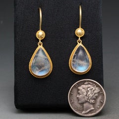 Steven Battelle Orecchini a filo con pietra di luna arcobaleno da 8,6 carati in oro 18 carati