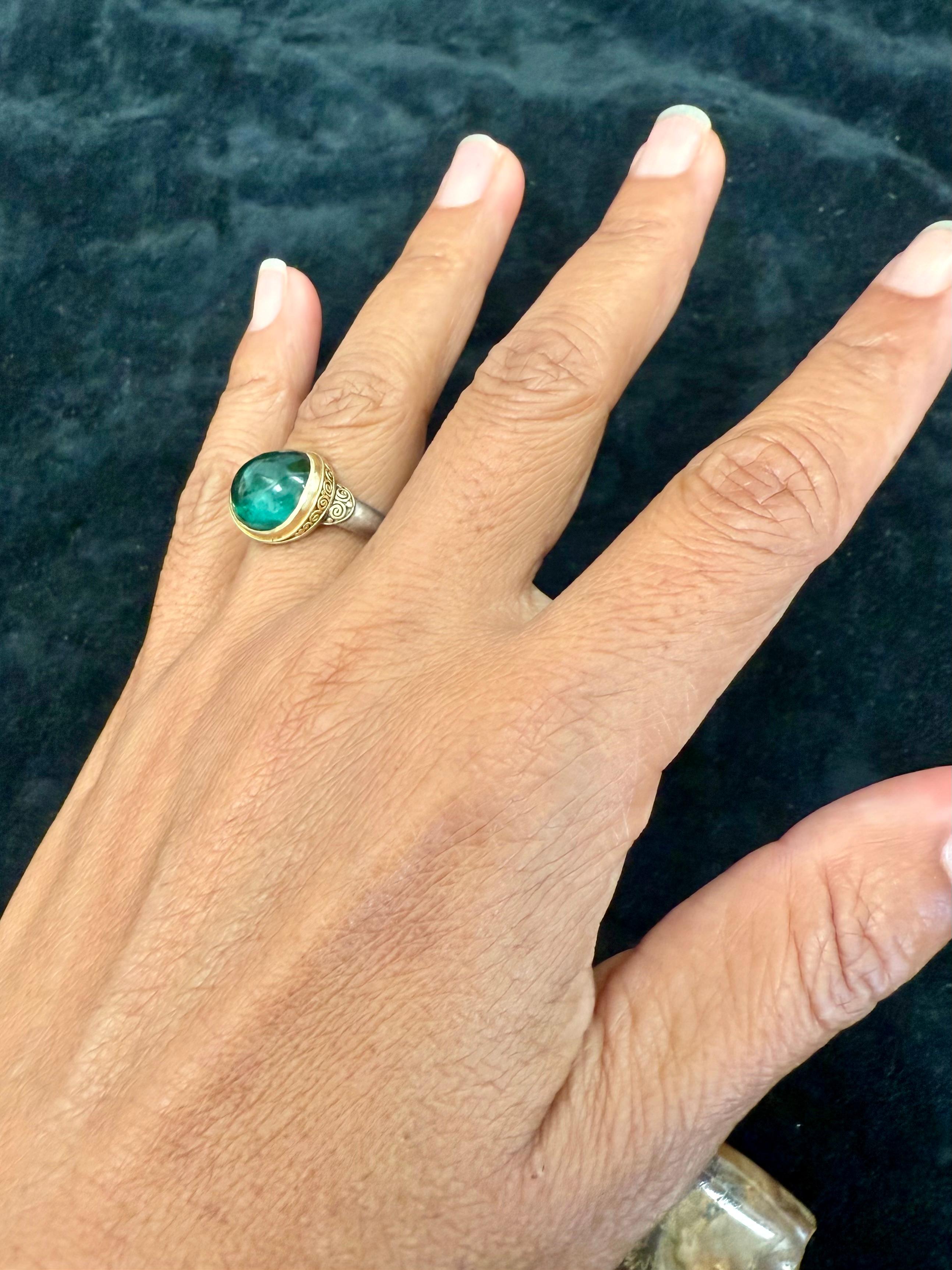 Steven Battelle Cabujón de turmalina verde de 8,7 quilates Anillo de oro y plata de 18 quilates en venta 5