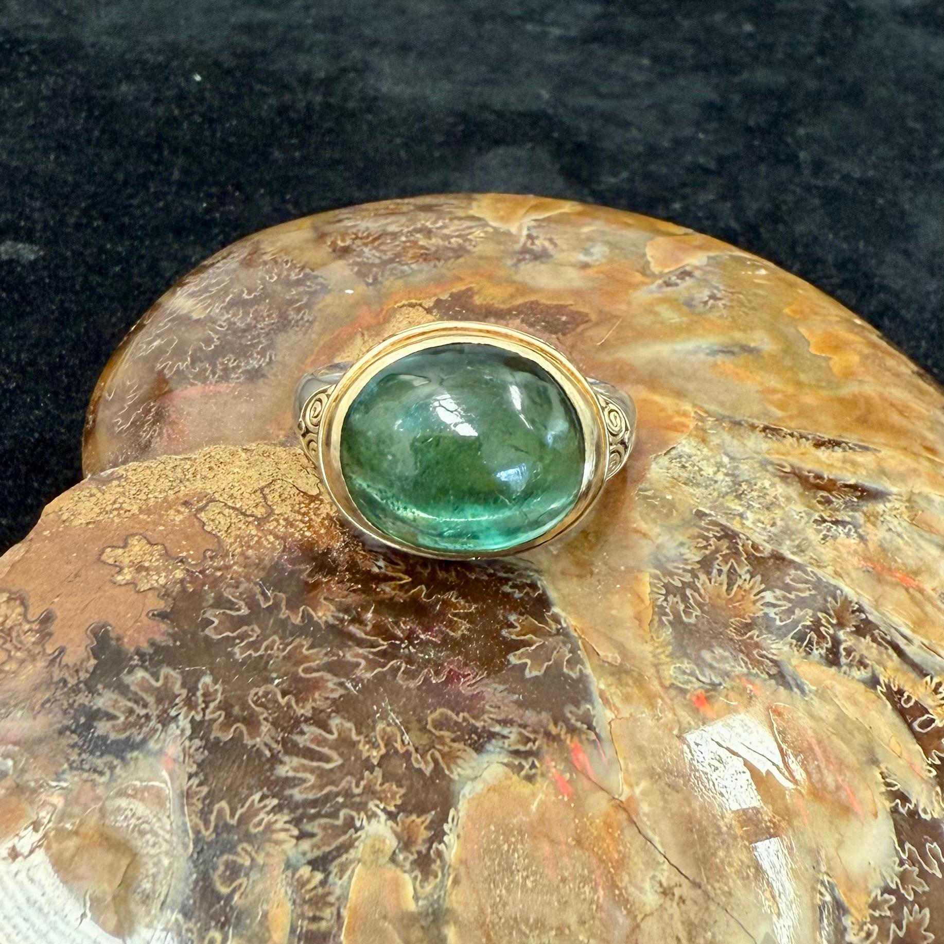 Steven Battelle Cabujón de turmalina verde de 8,7 quilates Anillo de oro y plata de 18 quilates en venta 6