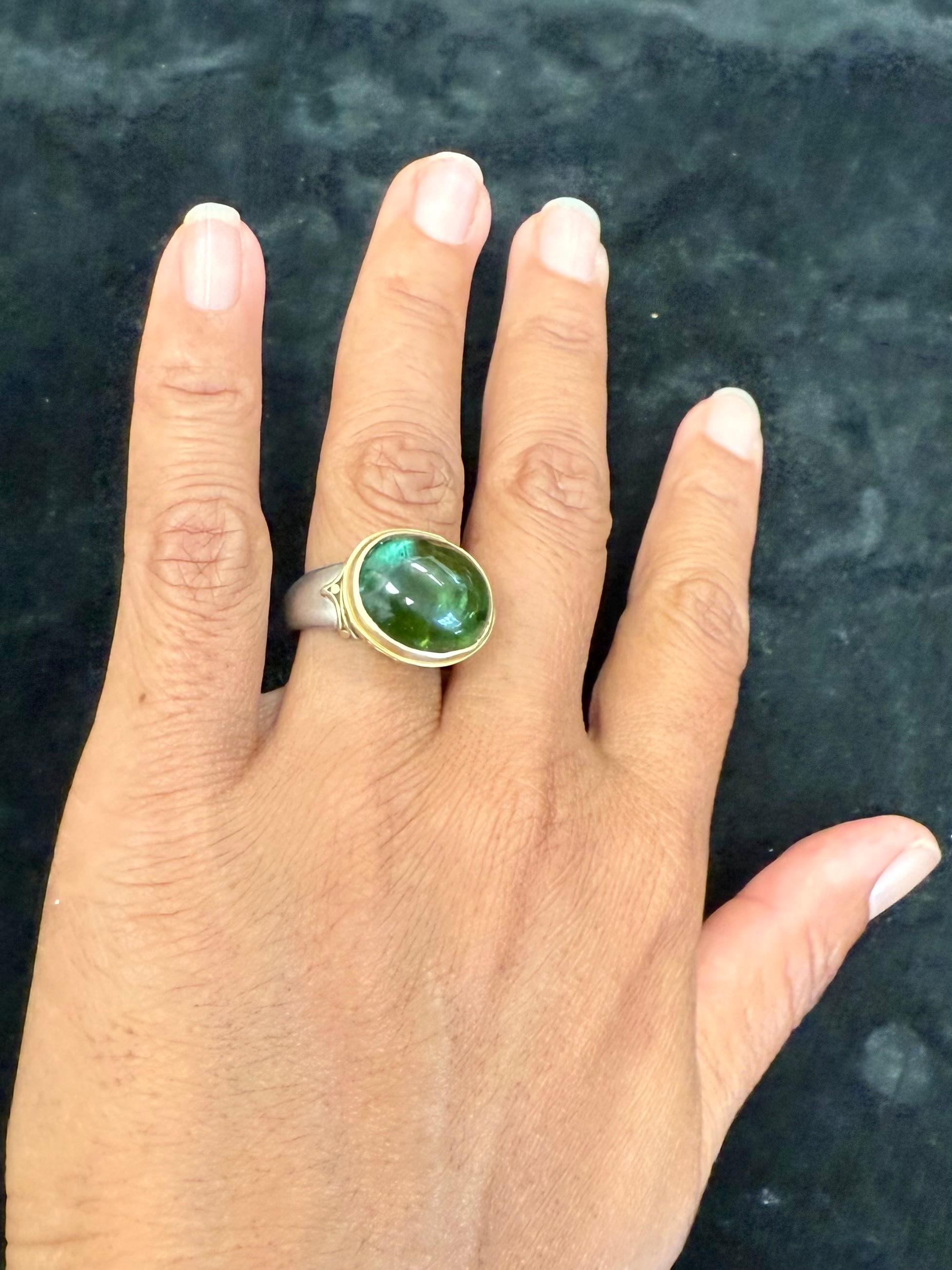 Steven Battelle Cabujón de turmalina verde de 8,7 quilates Anillo de oro y plata de 18 quilates en venta 7