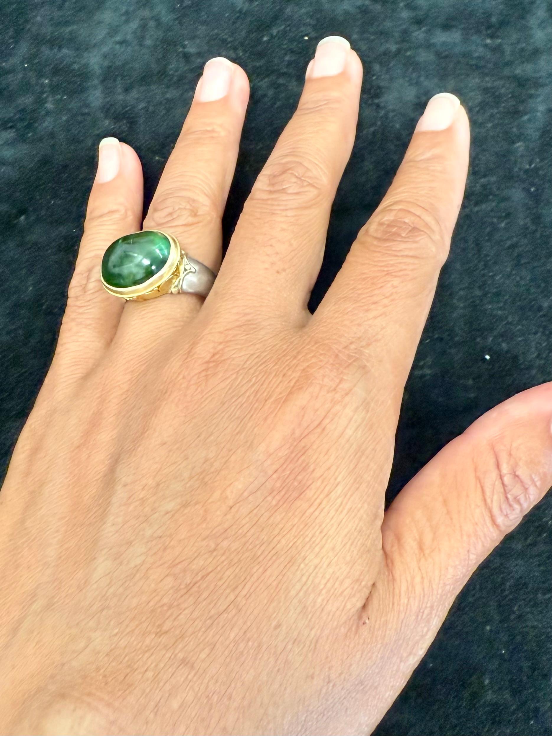 Steven Battelle Cabujón de turmalina verde de 8,7 quilates Anillo de oro y plata de 18 quilates Contemporáneo en venta