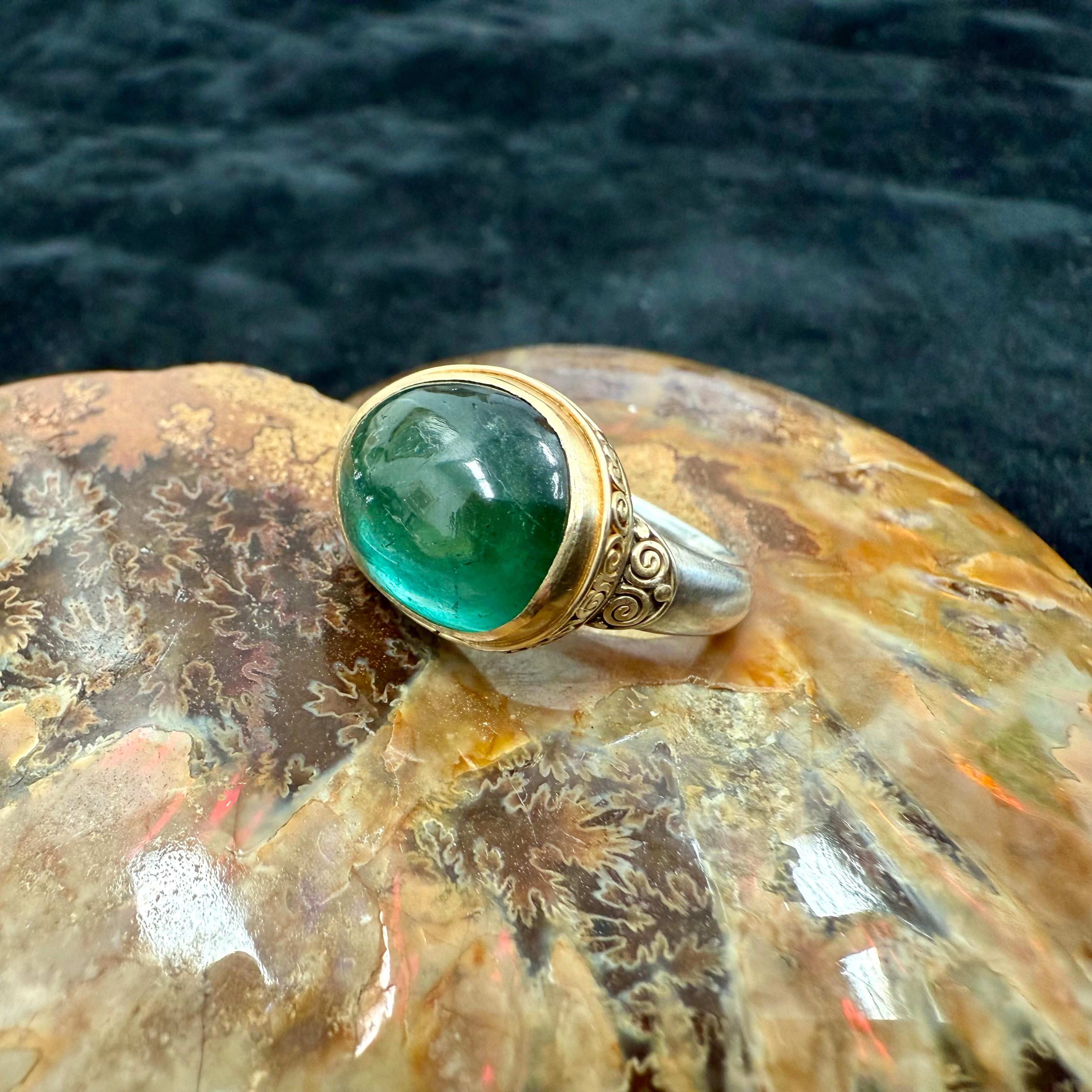 Steven Battelle Cabujón de turmalina verde de 8,7 quilates Anillo de oro y plata de 18 quilates en Nuevo estado para la venta en Soquel, CA