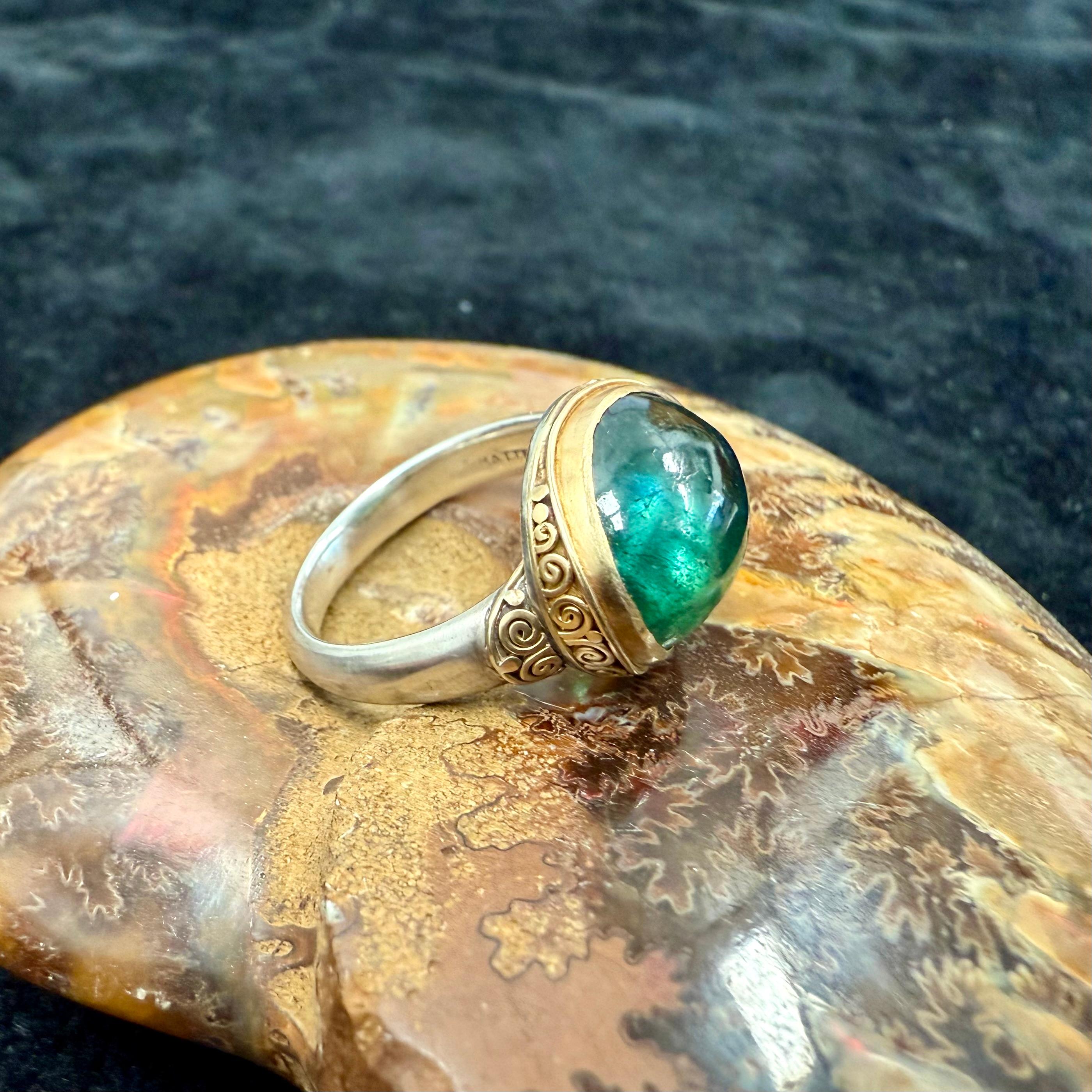 Femenino o masculino Steven Battelle Cabujón de turmalina verde de 8,7 quilates Anillo de oro y plata de 18 quilates en venta