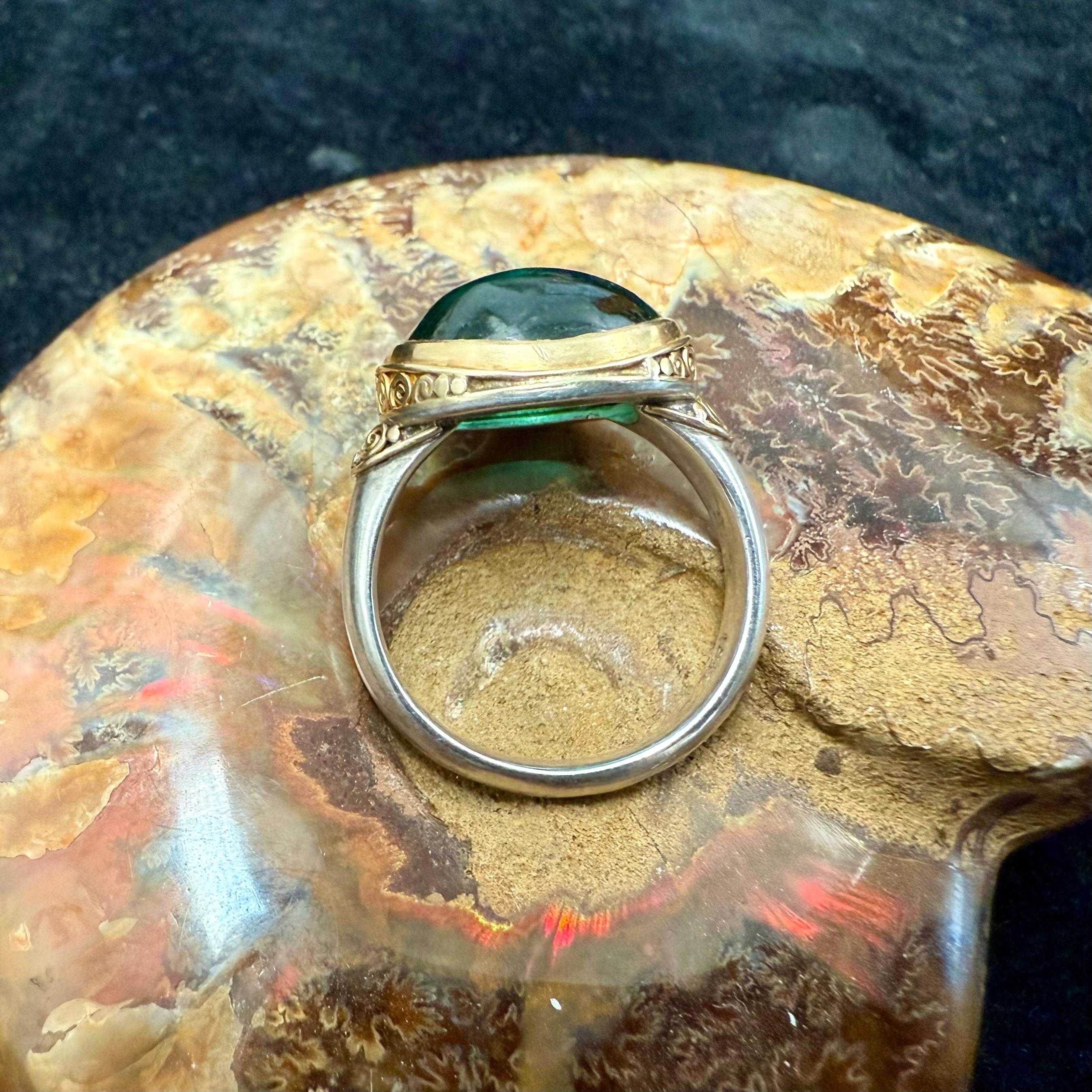 Steven Battelle Cabujón de turmalina verde de 8,7 quilates Anillo de oro y plata de 18 quilates en venta 2