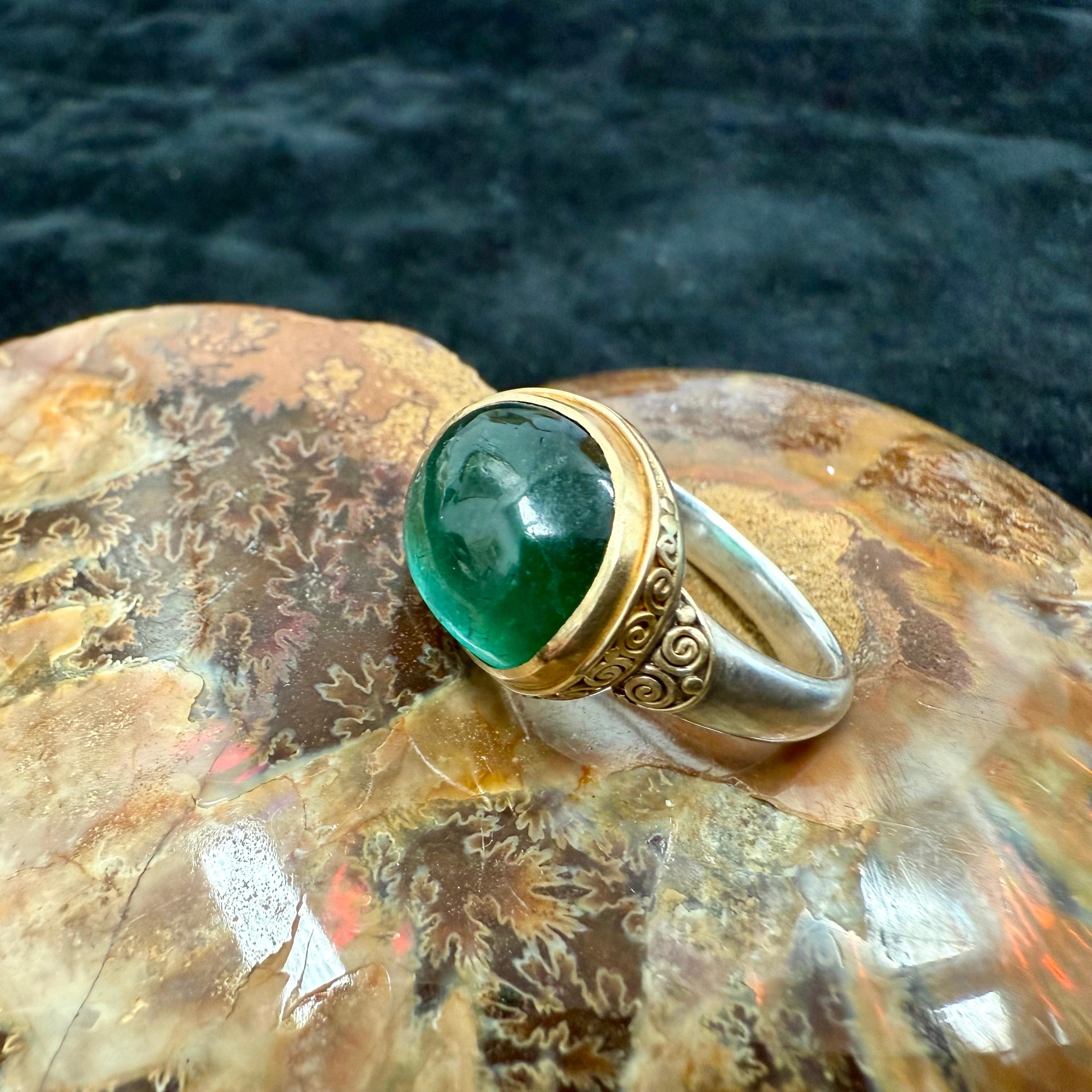 Steven Battelle Cabujón de turmalina verde de 8,7 quilates Anillo de oro y plata de 18 quilates en venta 3