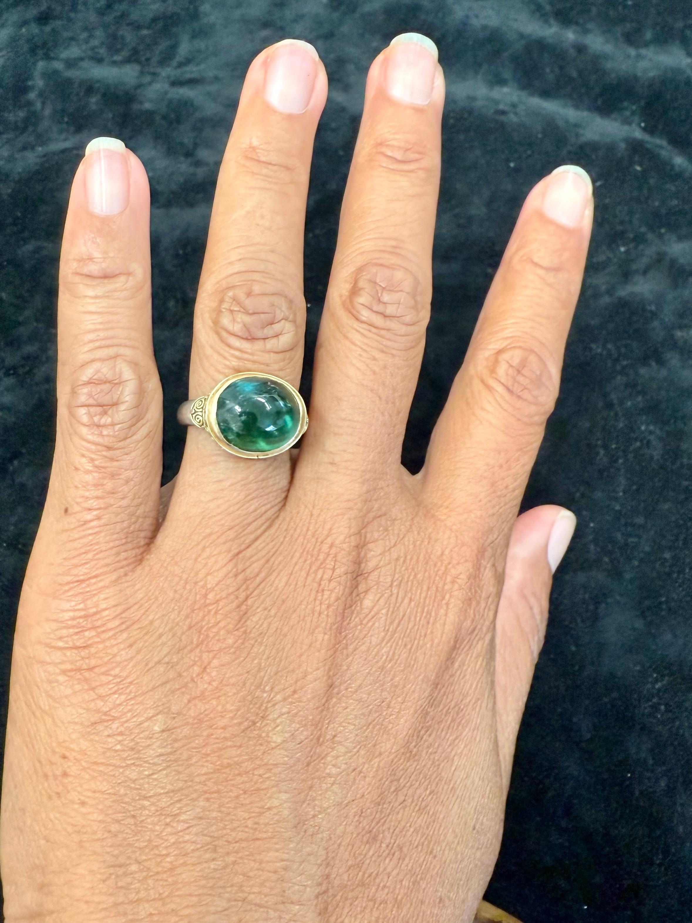 Steven Battelle Cabujón de turmalina verde de 8,7 quilates Anillo de oro y plata de 18 quilates en venta 4