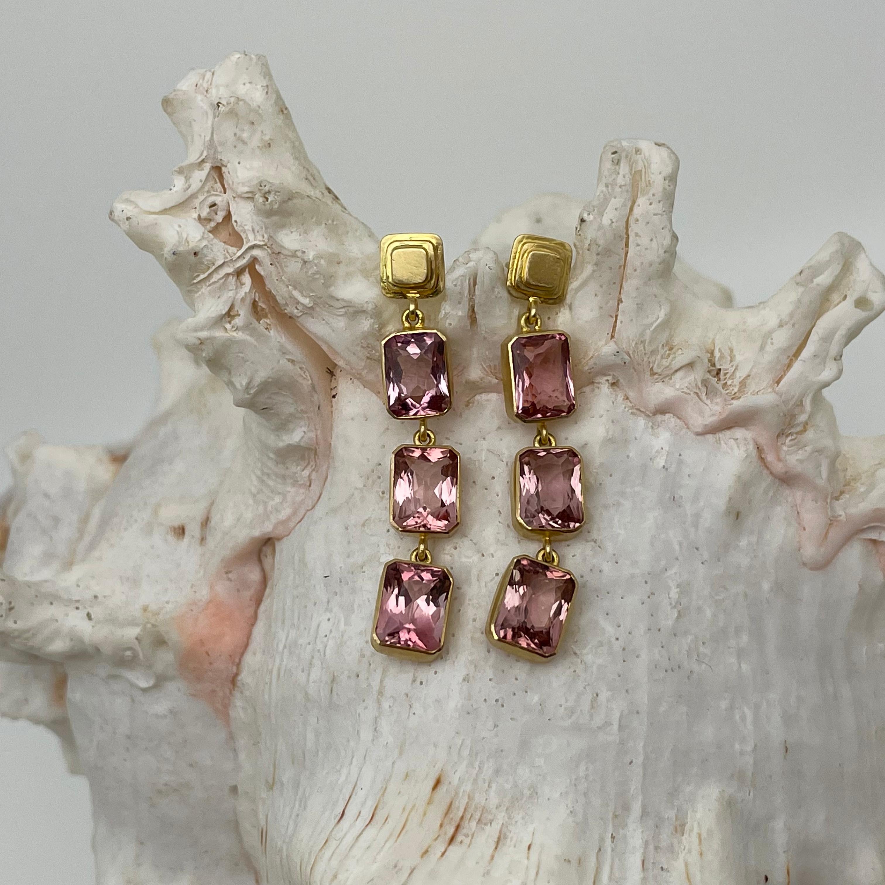 Taille coussin Steven Battelle Boucles d'oreilles à tige en or 18 carats avec tourmaline rose multi-pierres de 8,7 carats en vente