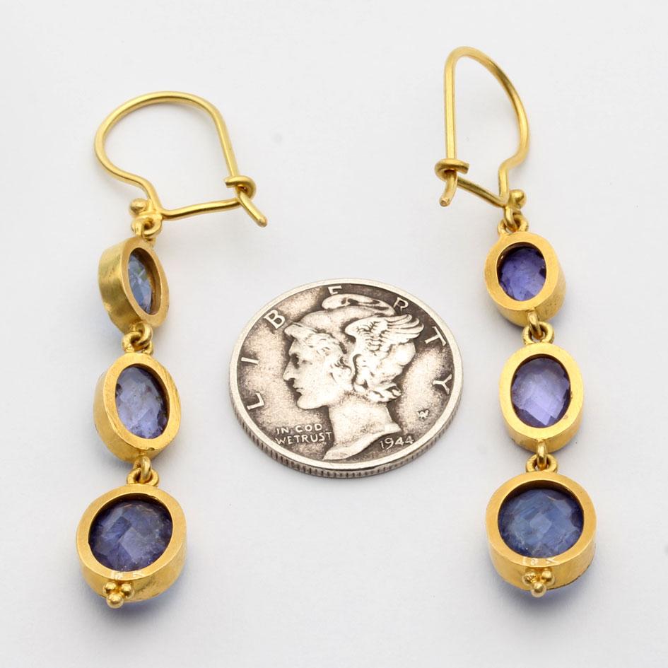 Contemporaneo Orecchini in oro 18K con tanzanite da 8,8 carati di Steven Battelle in vendita