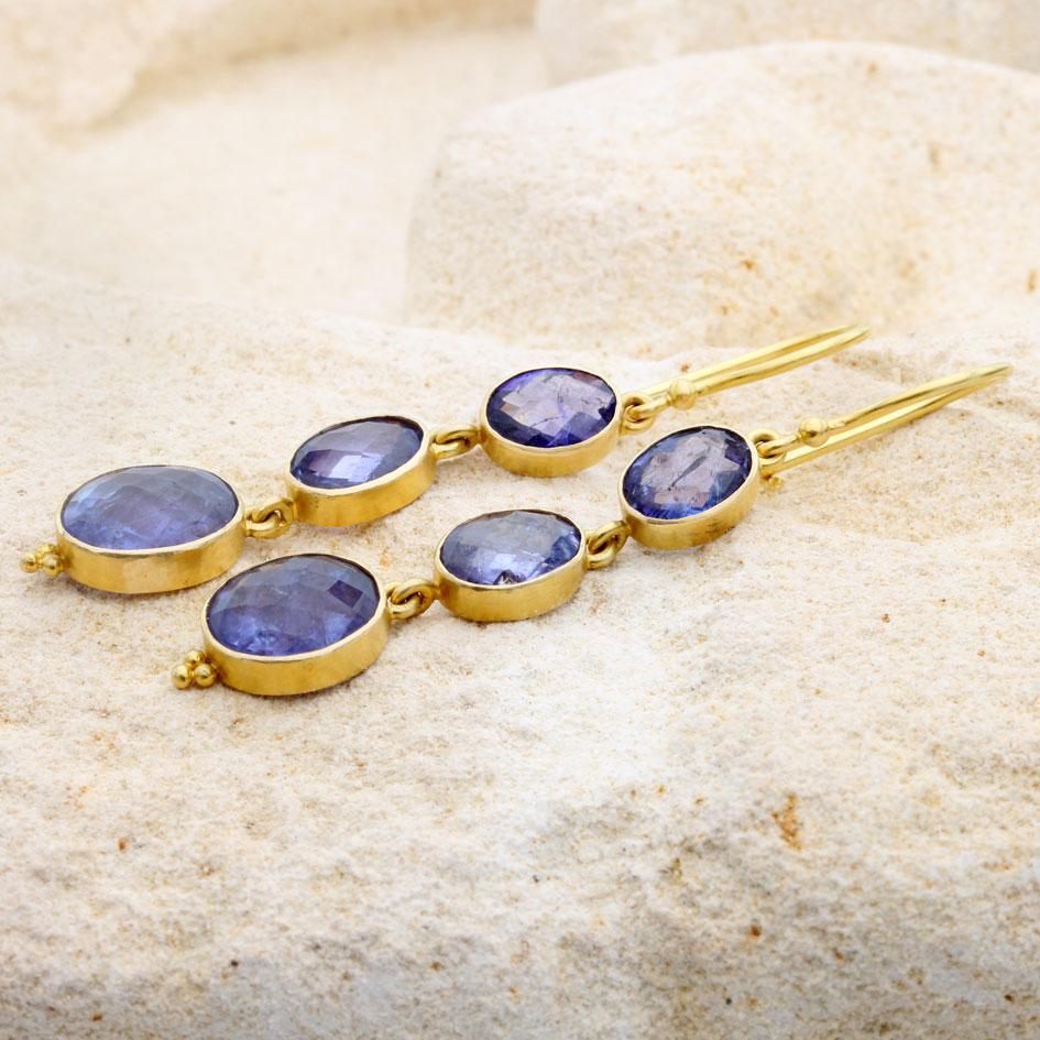 Taglio a rosa Orecchini in oro 18K con tanzanite da 8,8 carati di Steven Battelle in vendita