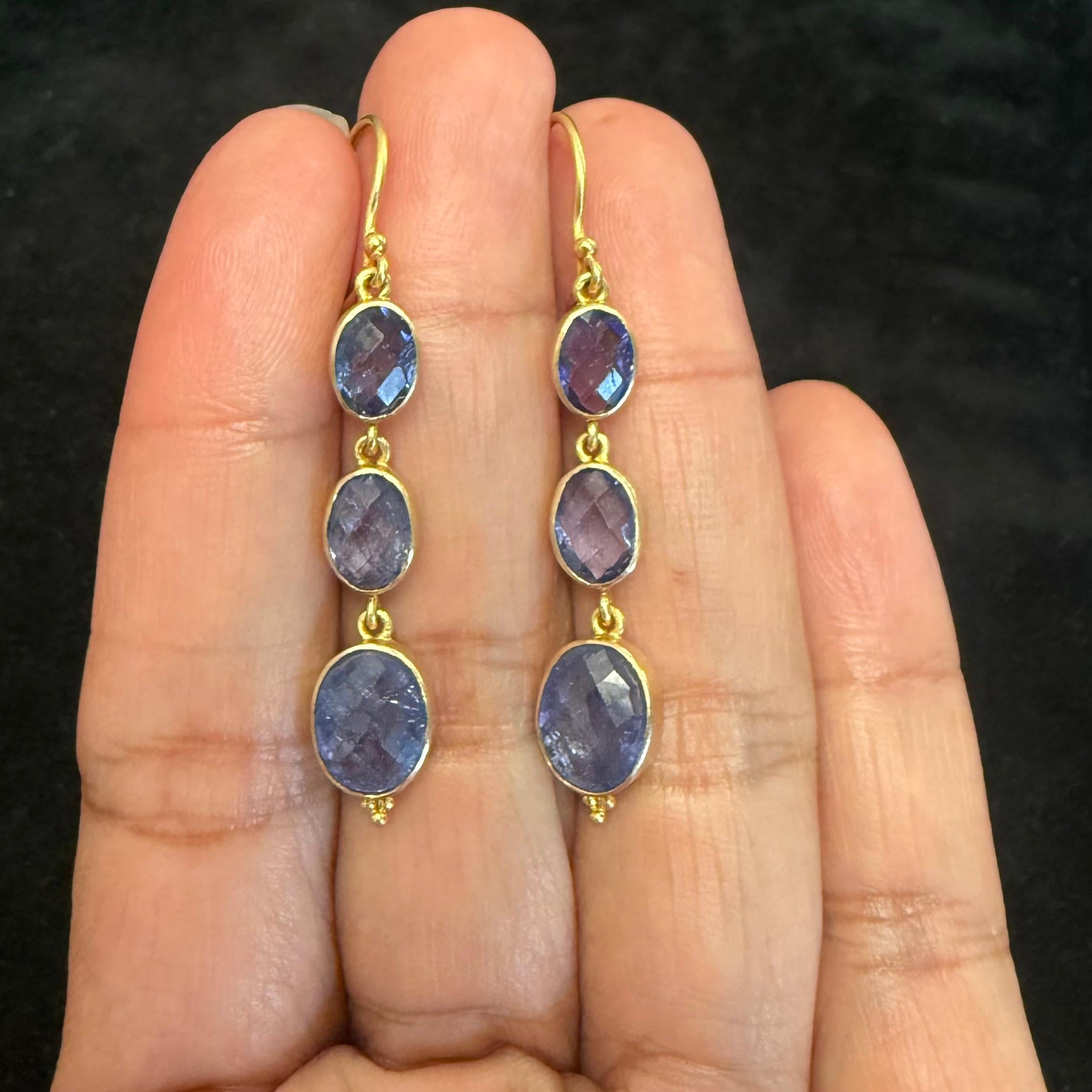 Donna Orecchini in oro 18K con tanzanite da 8,8 carati di Steven Battelle in vendita