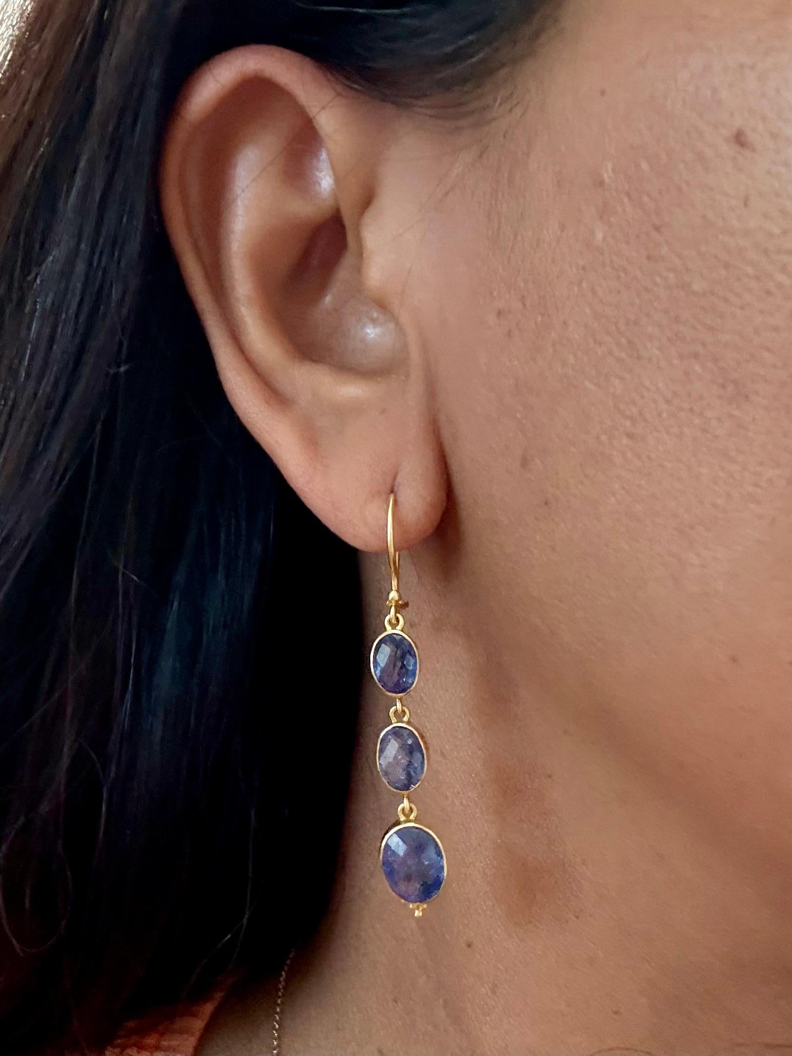 Orecchini in oro 18K con tanzanite da 8,8 carati di Steven Battelle in vendita 1