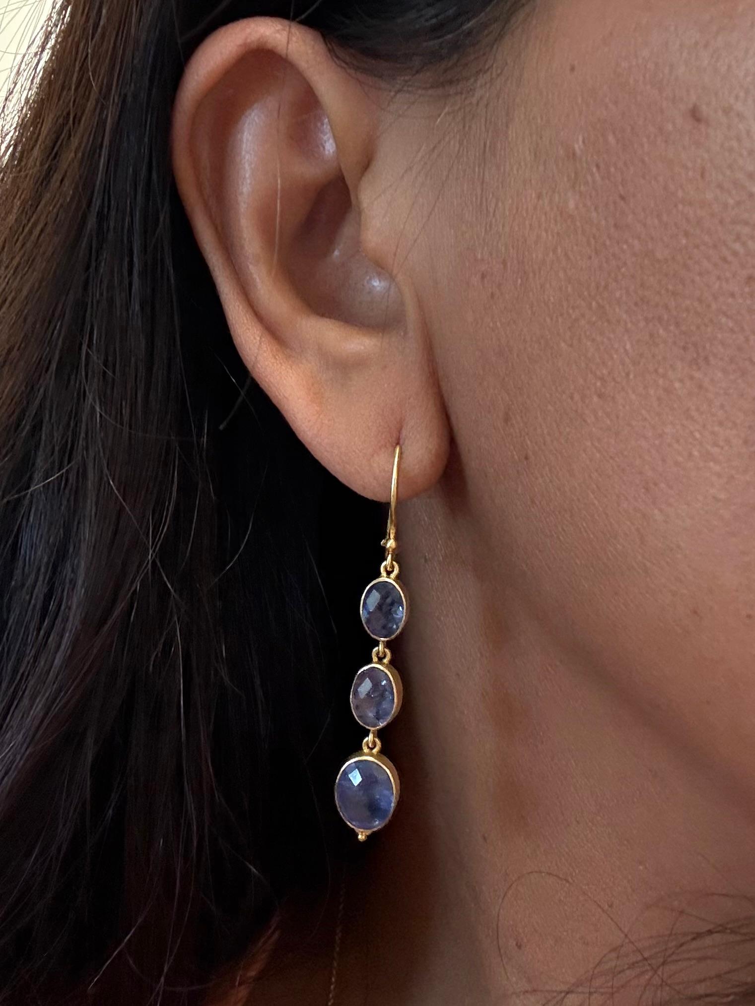 Orecchini in oro 18K con tanzanite da 8,8 carati di Steven Battelle in vendita 2