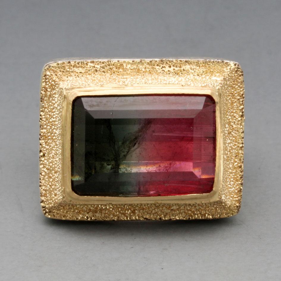 Une tourmaline brésilienne melon d'eau de 11 x 15 mm, taillée en octogone et présentant des nuances de rose vif à vert foncé, est montée horizontalement sur une large tige en argent sterling 