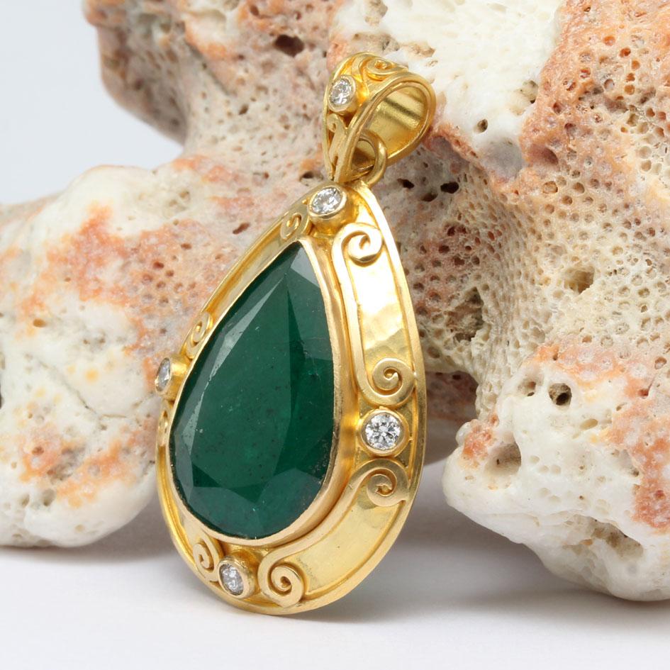 Steven Battelle 9.0 Carats Zambian Emerald Diamonds 18K Gold Pendant In New Condition For Sale In Soquel, CA