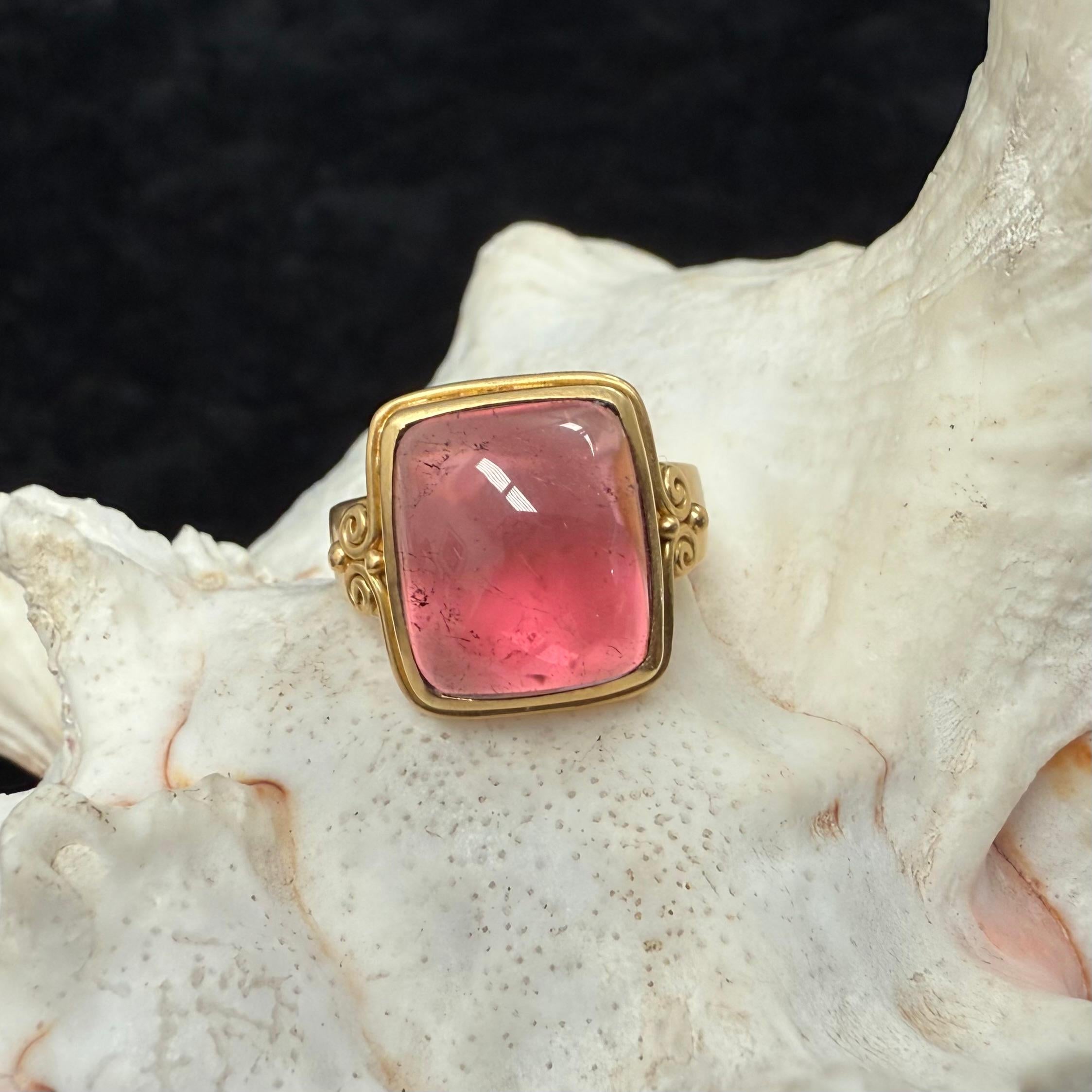 Une magnifique tourmaline rose brésilienne cristalline de 12 x 14 mm en forme de coussin est sertie dans une tige en or 18 carats confortable, plate et effilée, entourée d'un lourd fil métallique rond 
