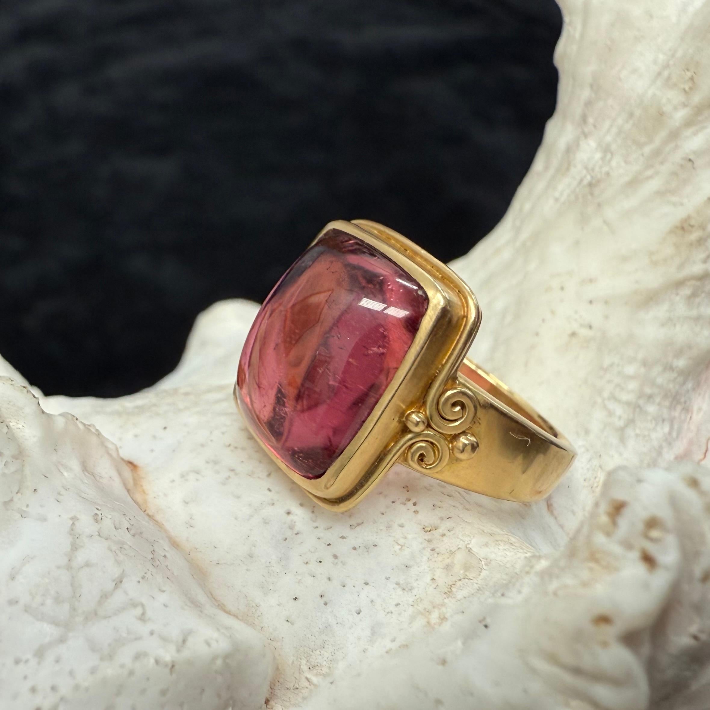 Contemporain Steven Battelle, bague en or 18 carats avec tourmaline rose cabochon 9,2 carats en vente