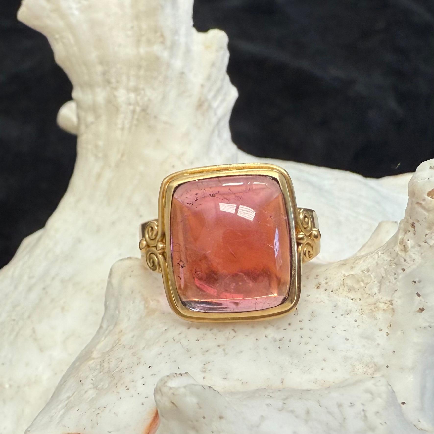 Taille cabochon Steven Battelle, bague en or 18 carats avec tourmaline rose cabochon 9,2 carats en vente