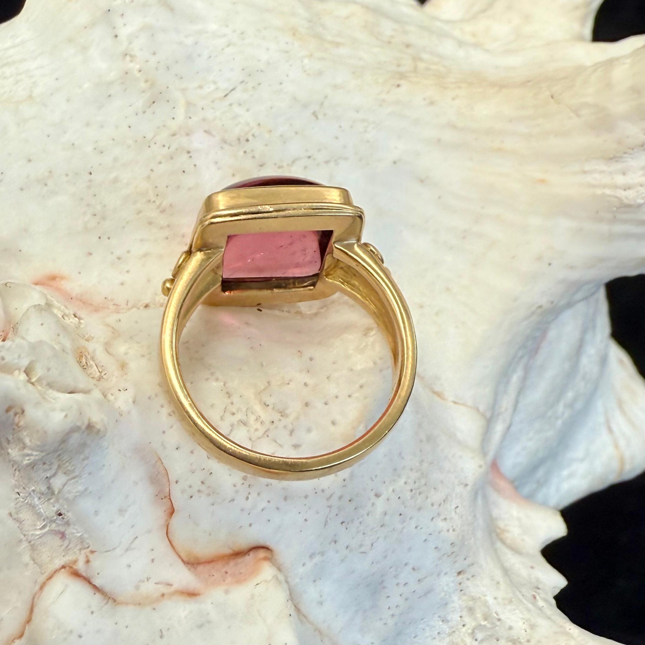 Steven Battelle, bague en or 18 carats avec tourmaline rose cabochon 9,2 carats Neuf - En vente à Soquel, CA