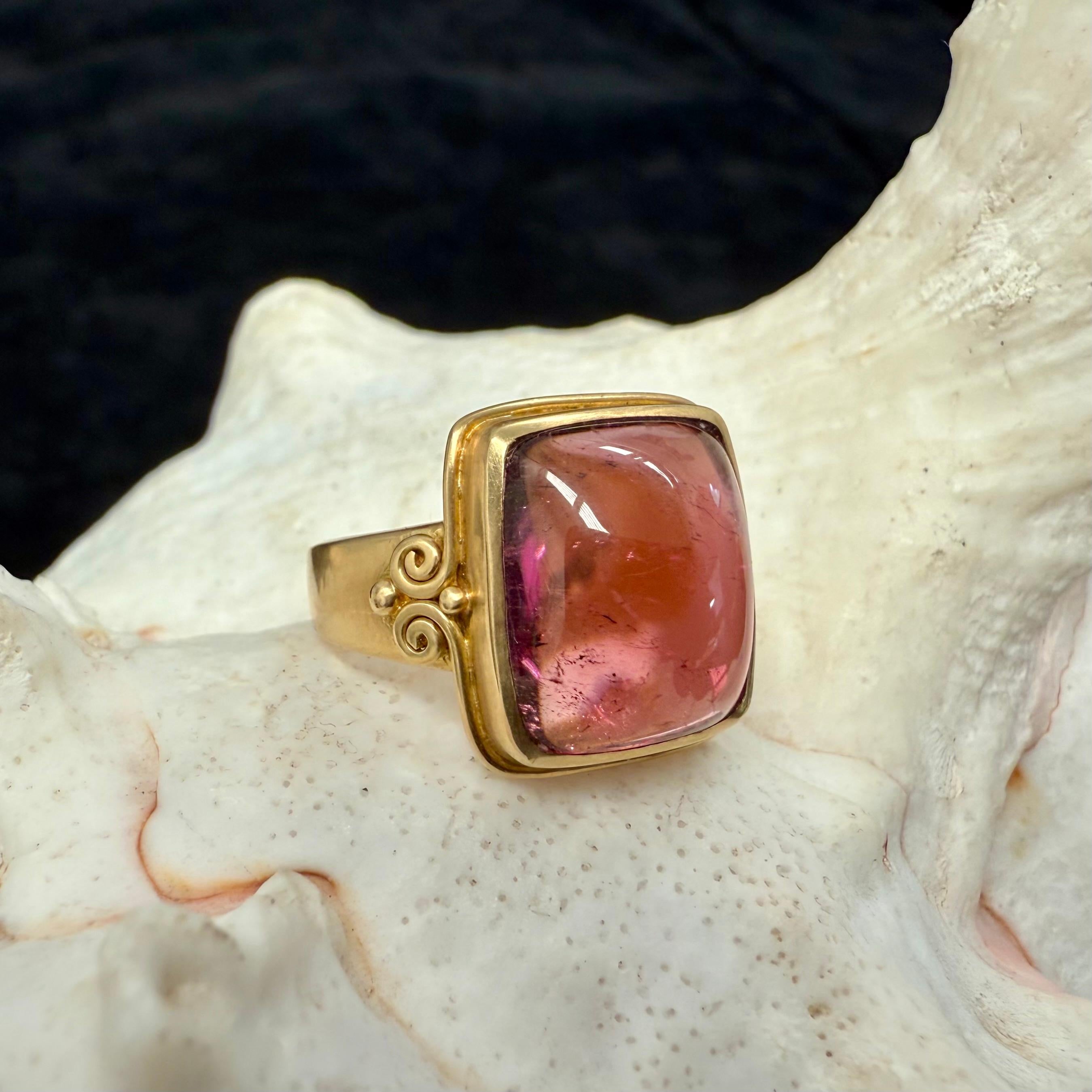 Steven Battelle, bague en or 18 carats avec tourmaline rose cabochon 9,2 carats Unisexe en vente