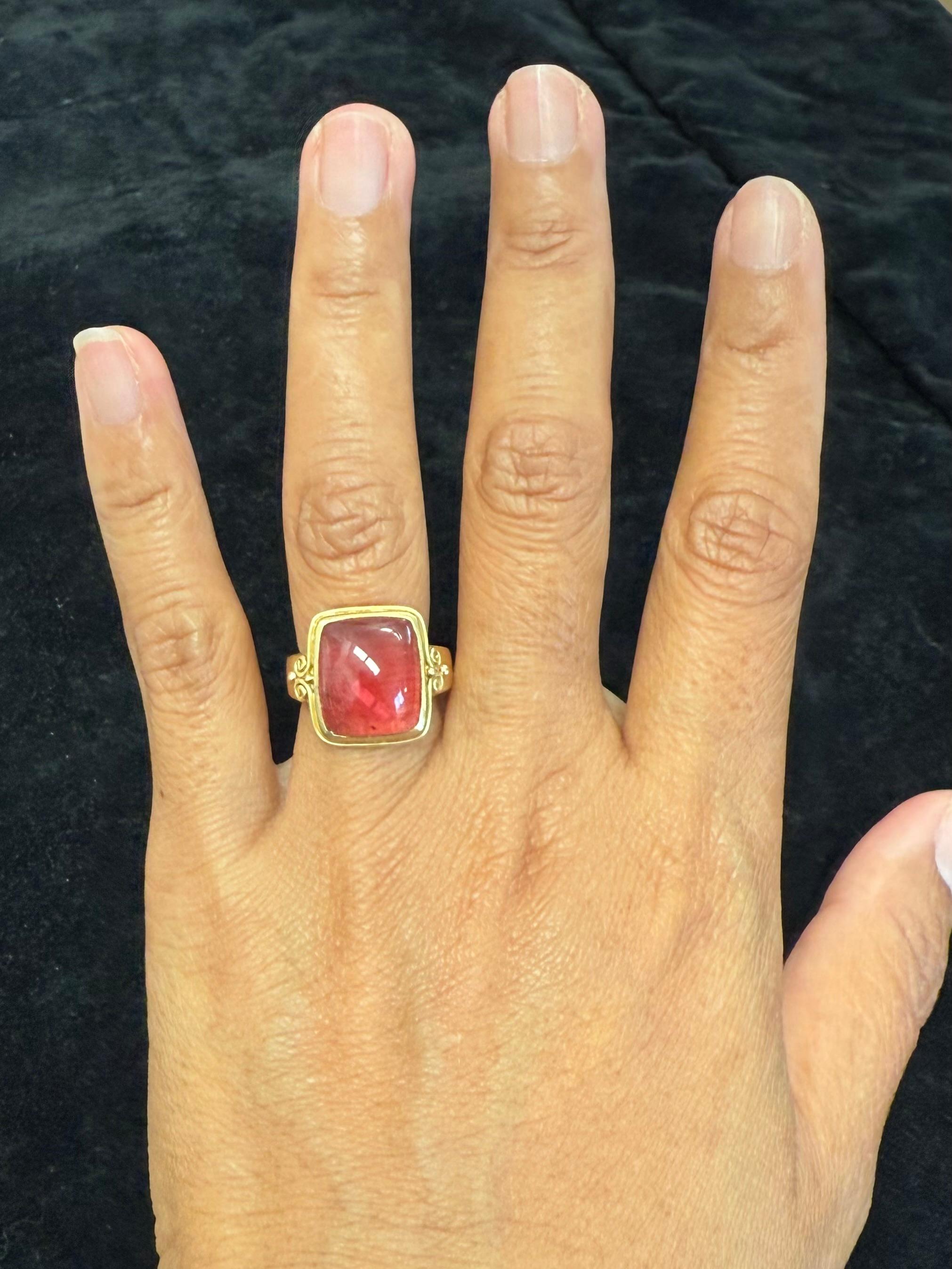 Steven Battelle, bague en or 18 carats avec tourmaline rose cabochon 9,2 carats en vente 1